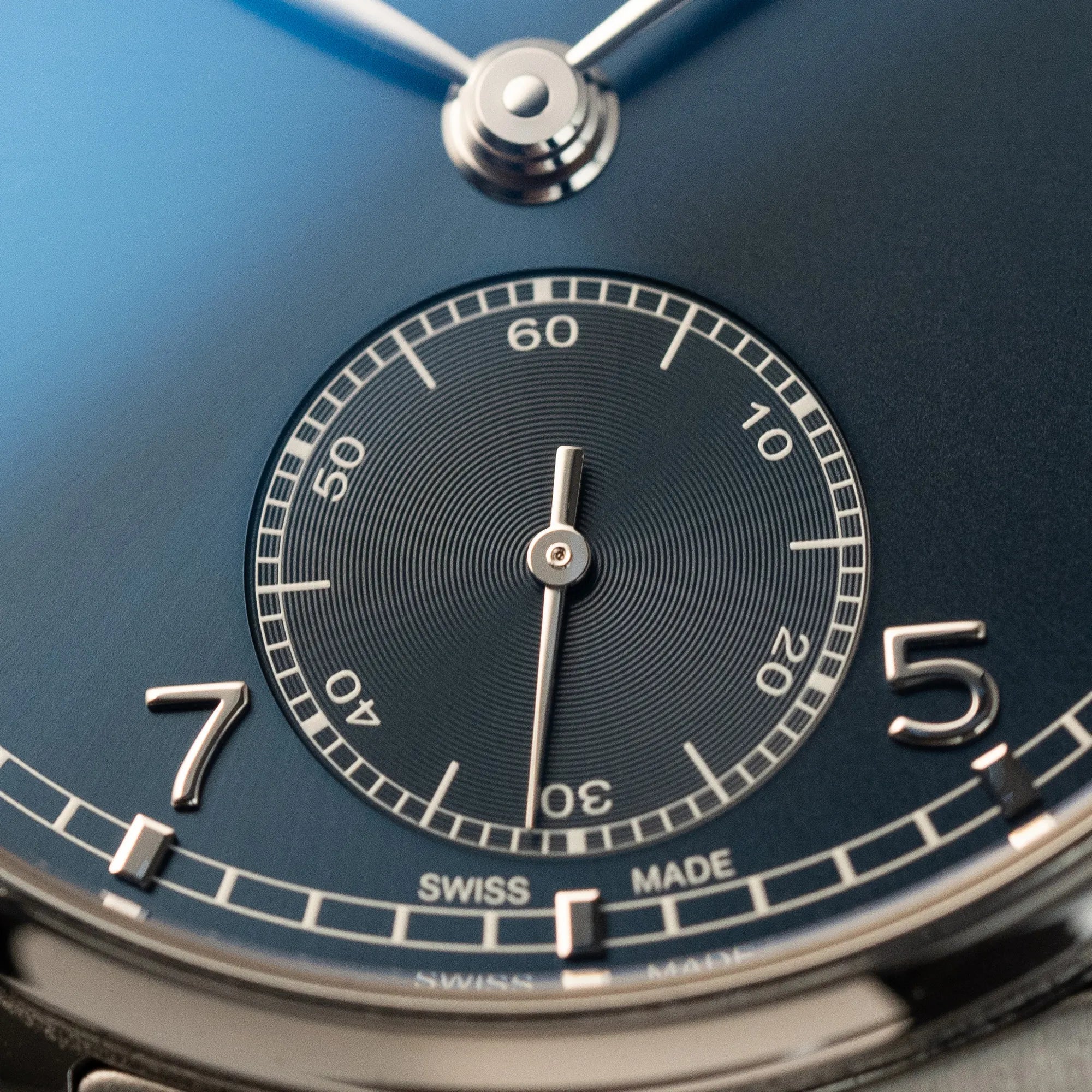 Detailaufnahme der kleinen Sekunde der der IWC Armbanduhr Portugieser 40 Automatic mit blauem Zifferblatt am IWC-Edelstahlband