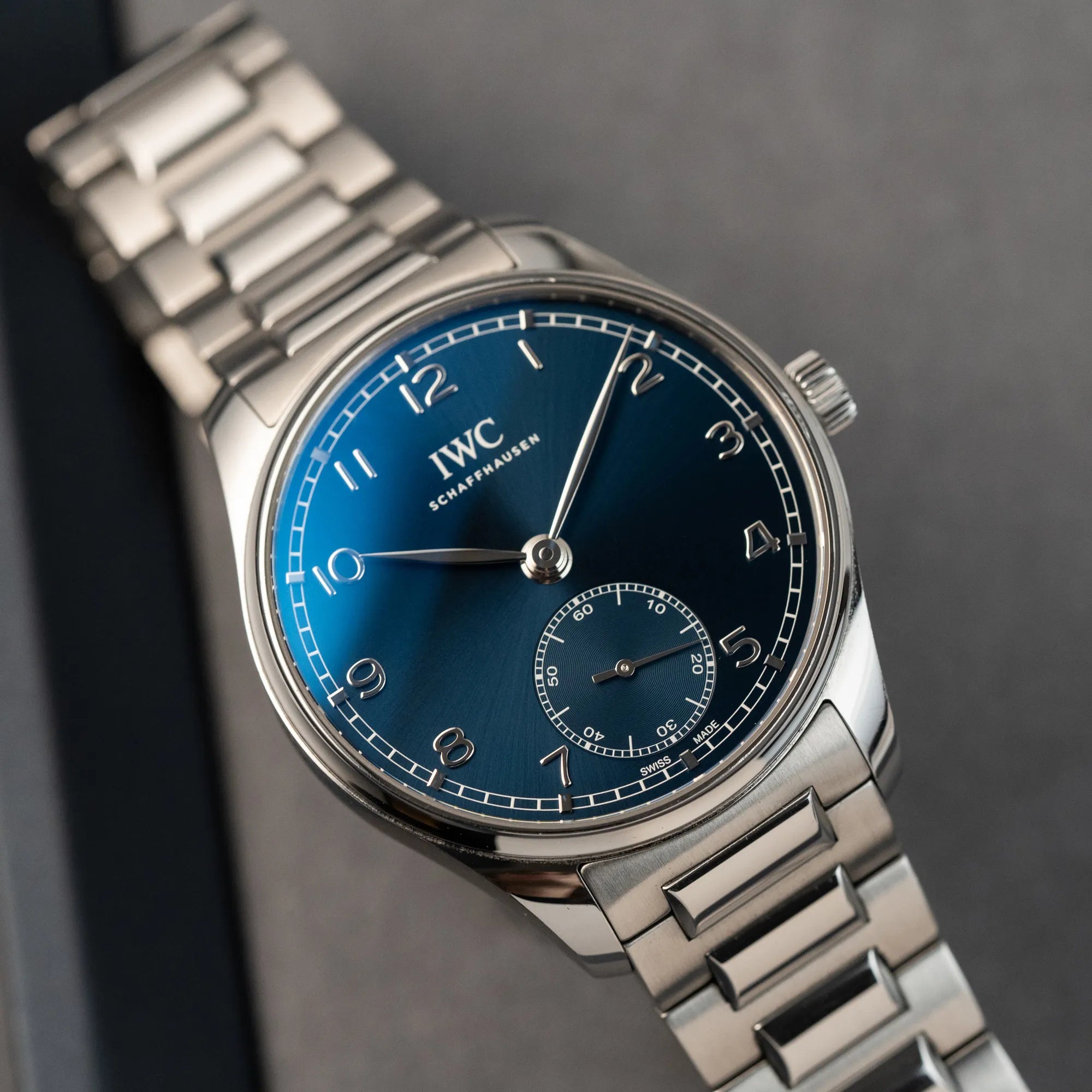 Produktfotografie mit Draufsicht auf die IWC Armbanduhr Portugieser 40 Automatic mit blauem Zifferblatt am IWC-Edelstahlband 