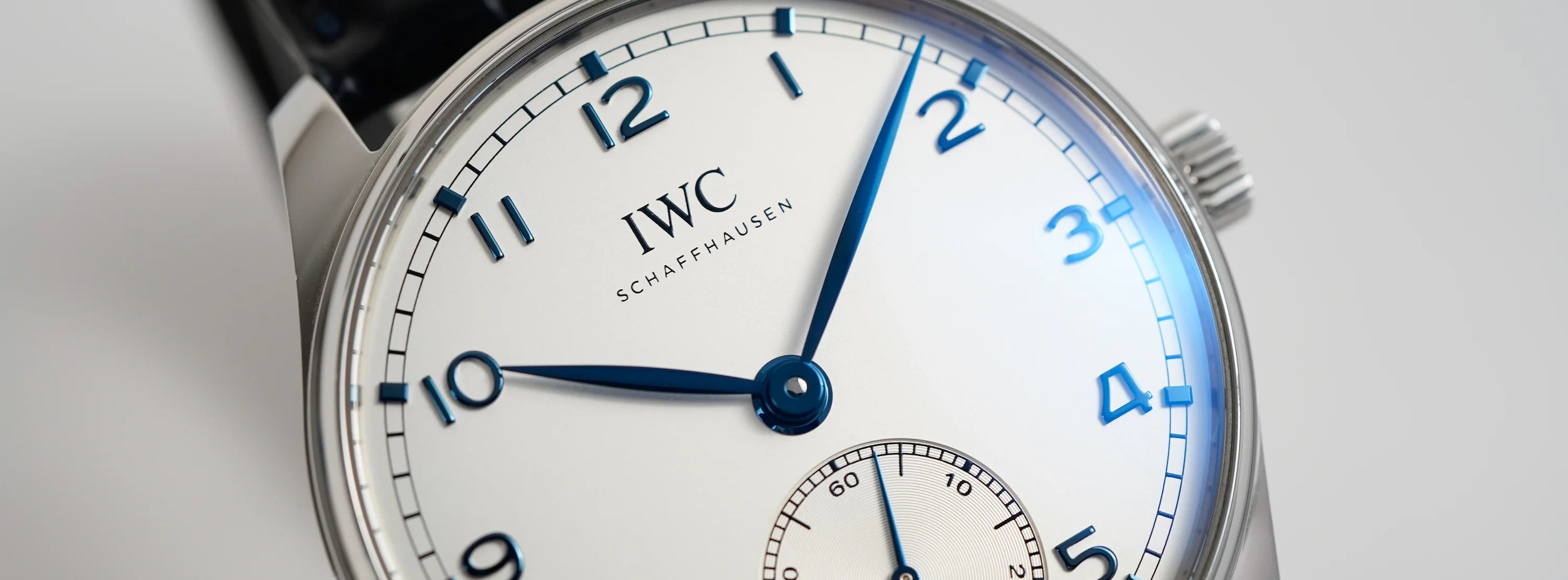 Uhr von IWC Schaffhausen (International Watch Company) mit weissem Zifferblatt und blauen Zeigern/Indizes mit Edelstahlgehäuse