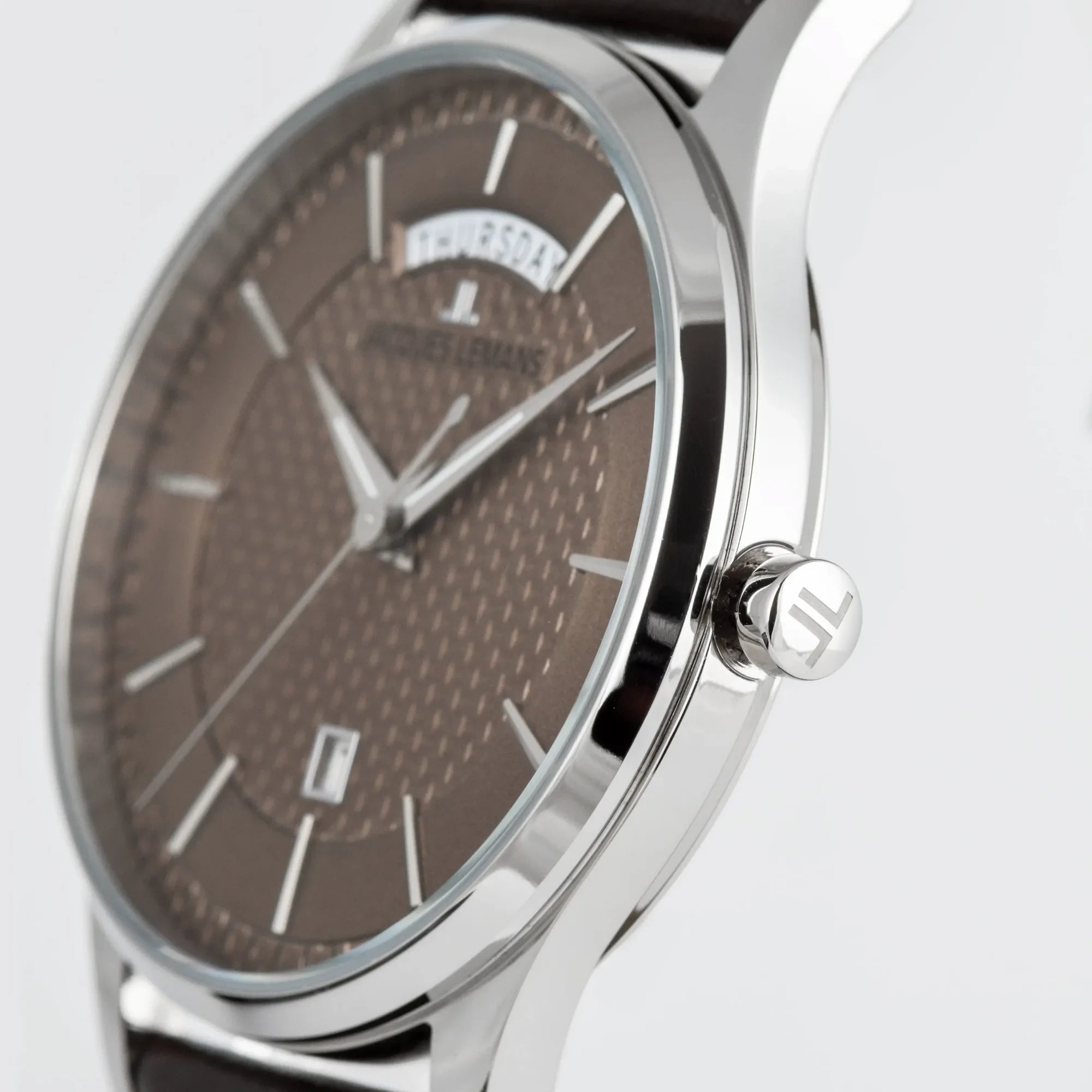 Seitliche Gehäuseflanke mit Krone von der Jacques Lemans 1-2193K Derby Armbanduhr mit Tages und Datumsanzeige, welche farblich abgestimmt ist durch ein bronzefarbenes Zifferblatt und ein braunes Lederband