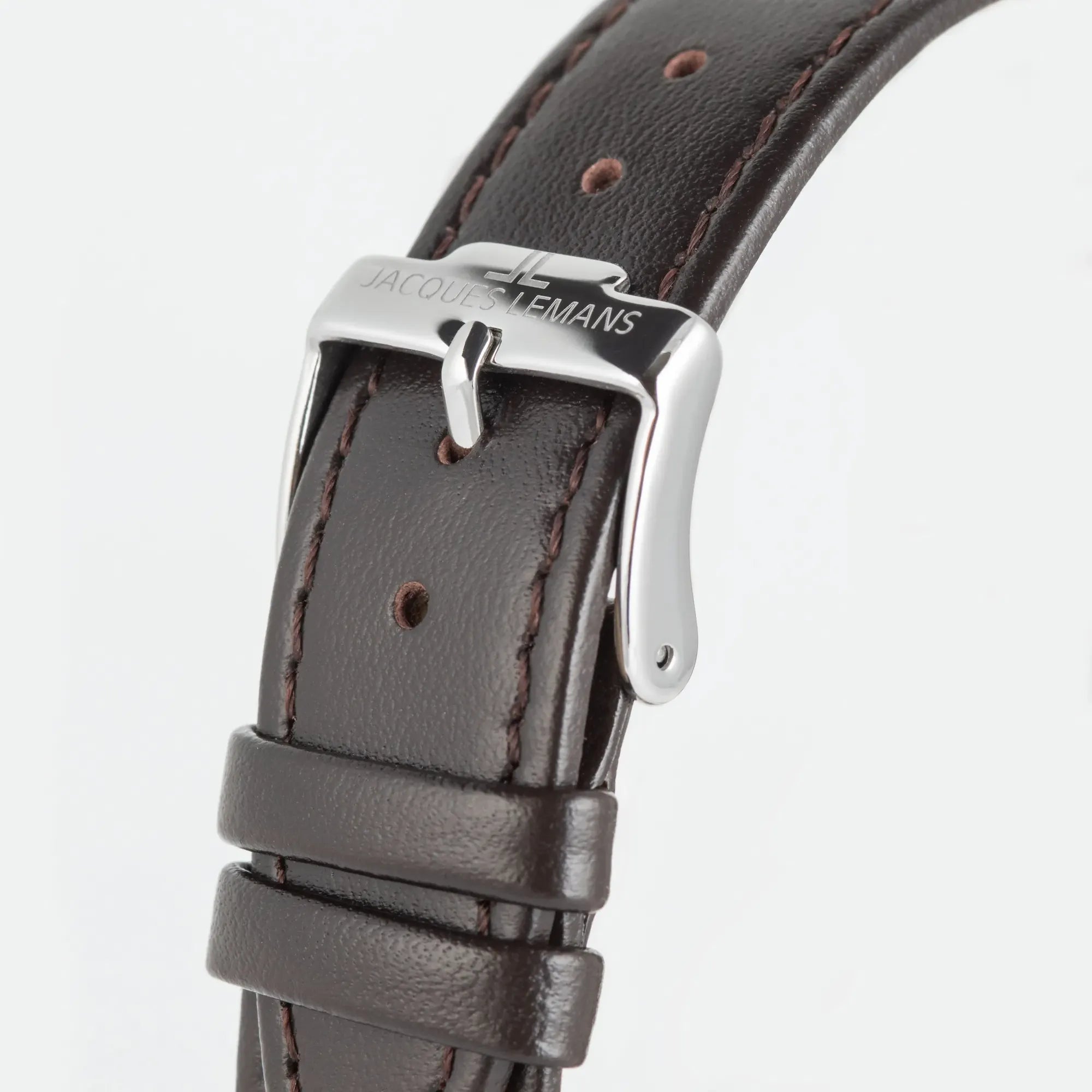 Detailaufnahme der silberfarbenen Dornschließe von der Jacques Lemans 1-2193K Derby Armbanduhr mit Tages und Datumsanzeige, welche farblich abgestimmt ist durch ein bronzefarbenes Zifferblatt und ein braunes Lederband