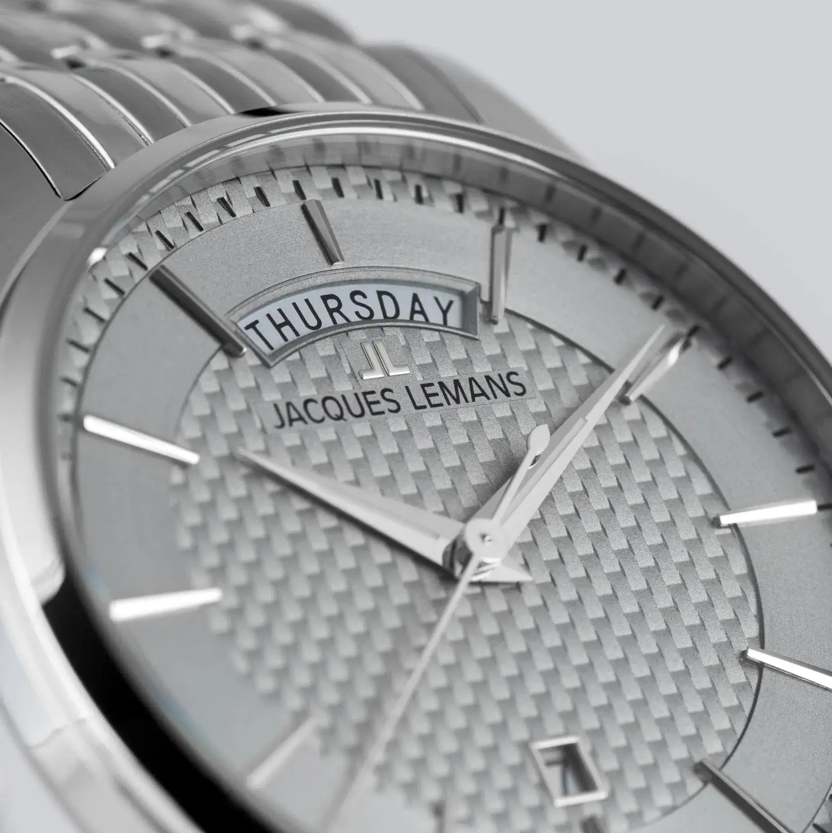 Detailaufnahme der Jacques Lemans London 1-2193G Armbanduhr mit silberfarbenem Zifferblatt (Wochentagesanzeige & Datum) am Edelstahl-Armband