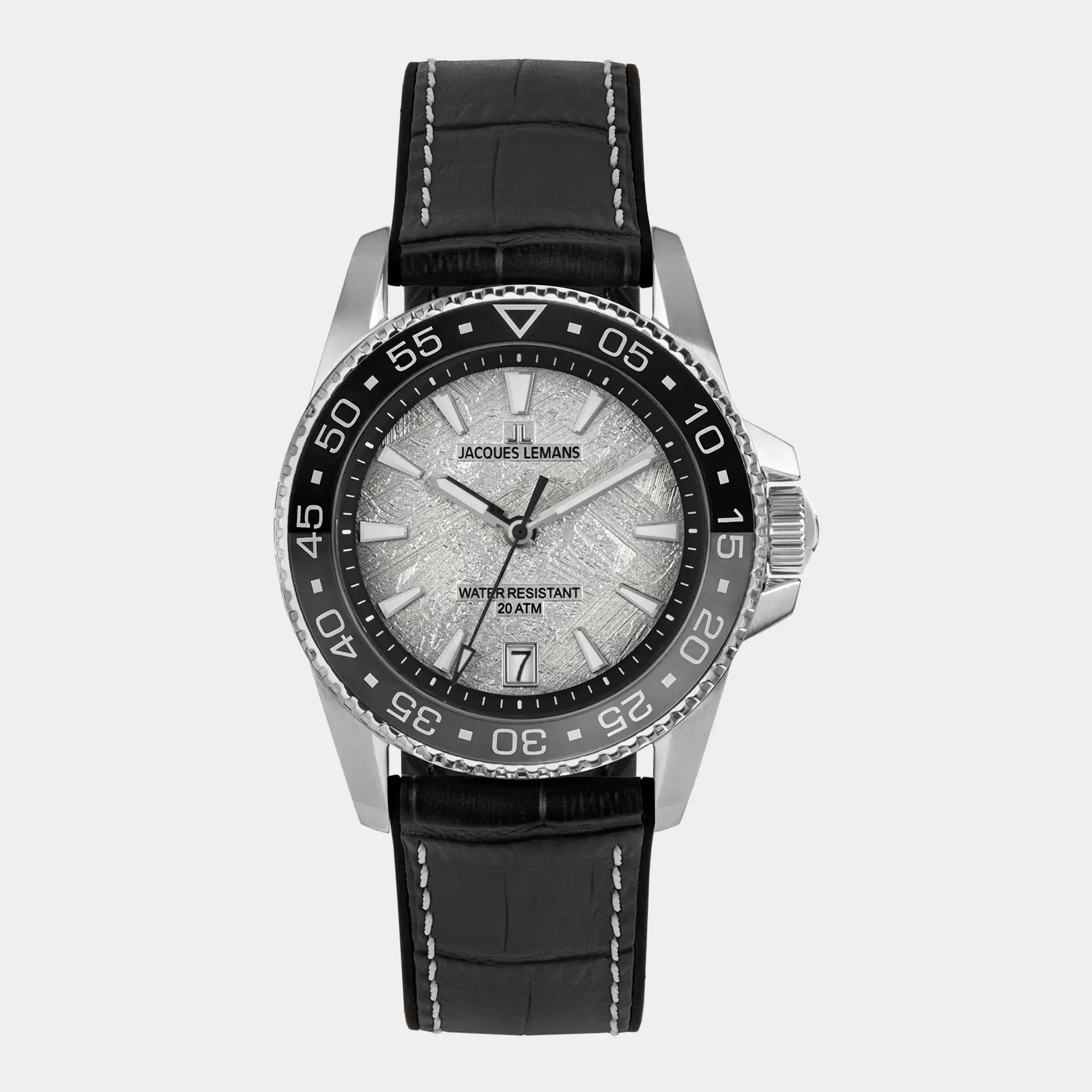 Frontale Ansicht der Jacques Lemans Liverpool 1-2205E Taucher-Armbanduhr am schwarzen Lederband mit schwarz-grauer Lünette und einem Zifferblatt im Meteorit-Look