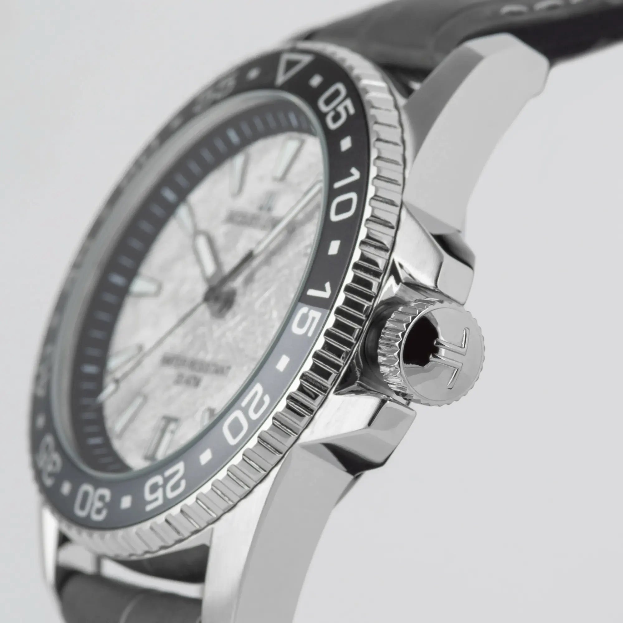 Seitliche Gehäuseflanke mit Blick auf die Krone der Jacques Lemans Liverpool 1-2205E Taucher-Armbanduhr am schwarzen Lederband mit schwarz-grauer Lünette und einem Zifferblatt im Meteorit-Look