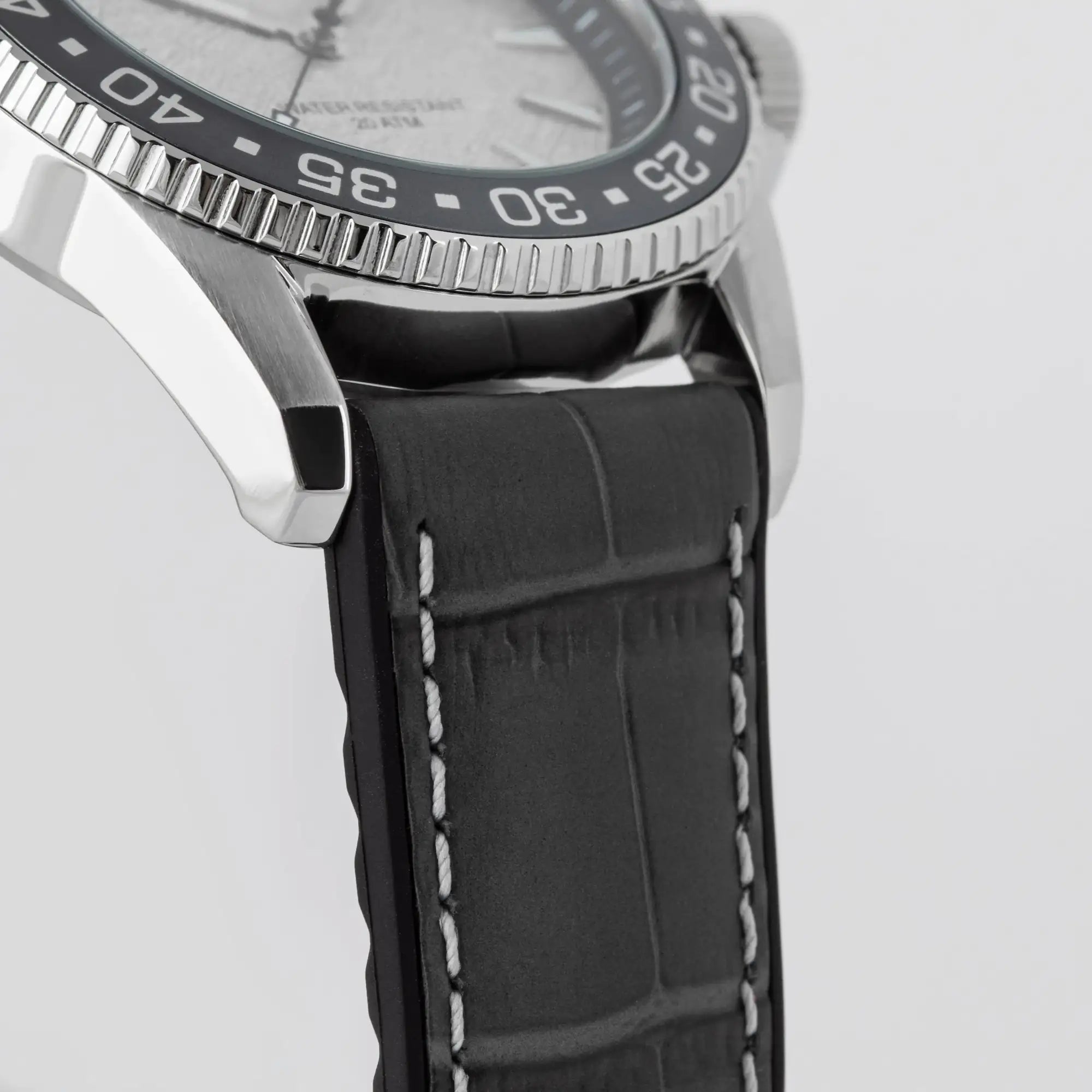 Bandanstoß der Jacques Lemans Liverpool 1-2205E Taucher-Armbanduhr am schwarzen Lederband mit schwarz-grauer Lünette und einem Zifferblatt im Meteorit-Look