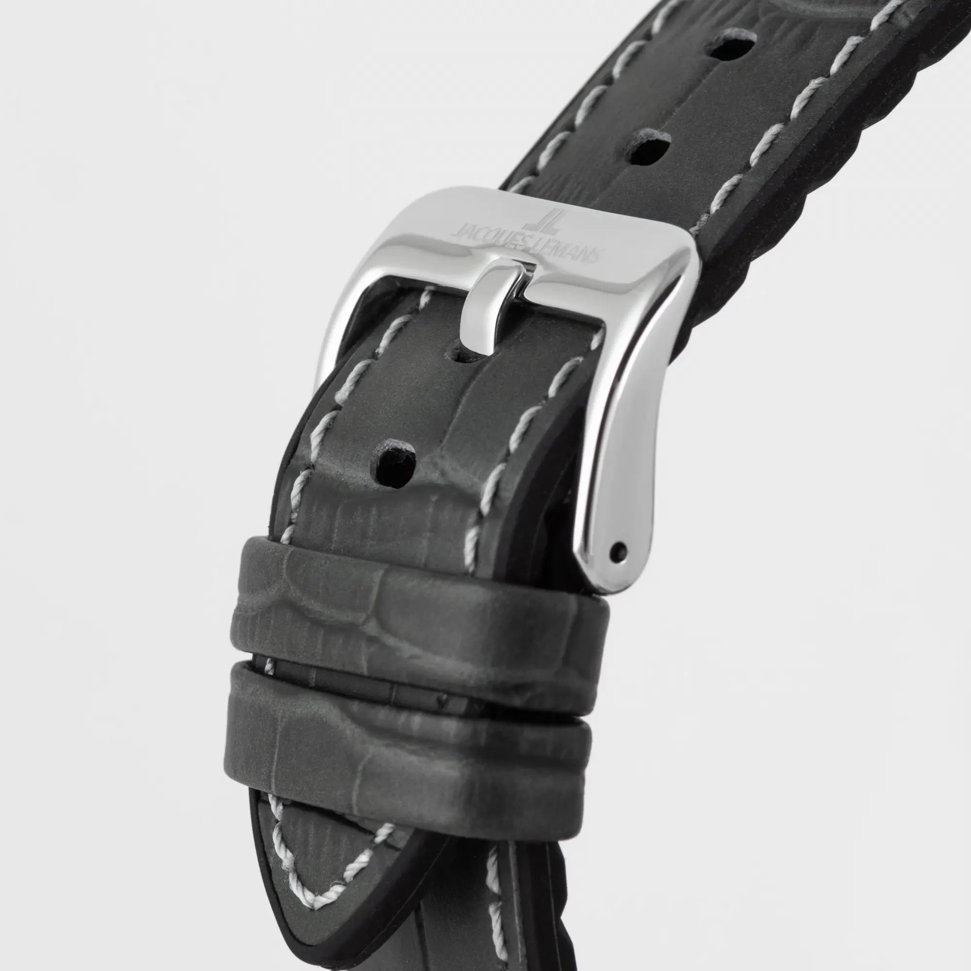 Detailaufnahme der Dornschließe der Jacques Lemans Liverpool 1-2205E Taucher-Armbanduhr am schwarzen Lederband mit schwarz-grauer Lünette und einem Zifferblatt im Meteorit-Look