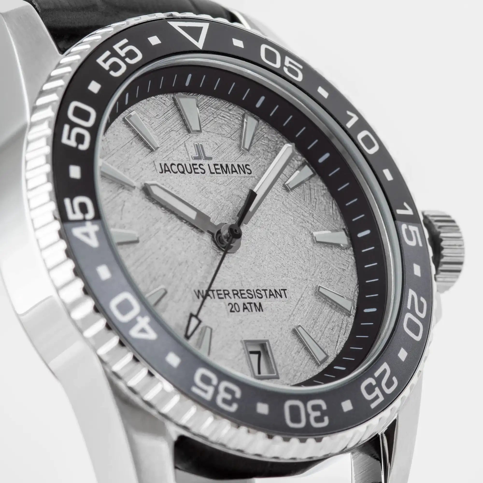 Detailaufnahme der leicht schrägen Jacques Lemans Liverpool 1-2205E Taucher-Armbanduhr am schwarzen Lederband mit schwarz-grauer Lünette und einem Zifferblatt im Meteorit-Look
