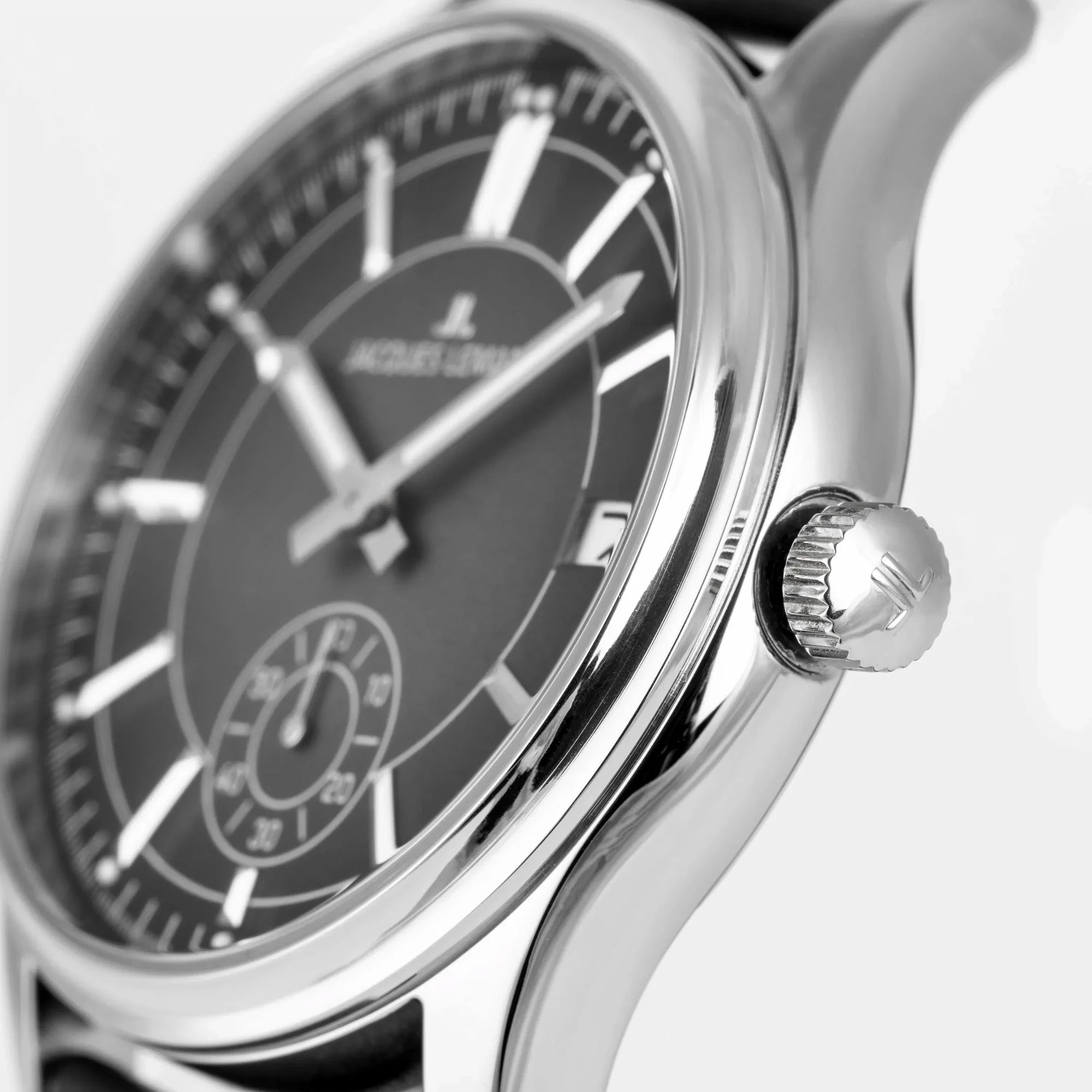 Seitliches Gehäuse mit Aufzugskrone und Lünette der Jacques Lemans 1-2197A Derby Armbanduhr mit schwarzem Zifferblatt und schwarzem Leder