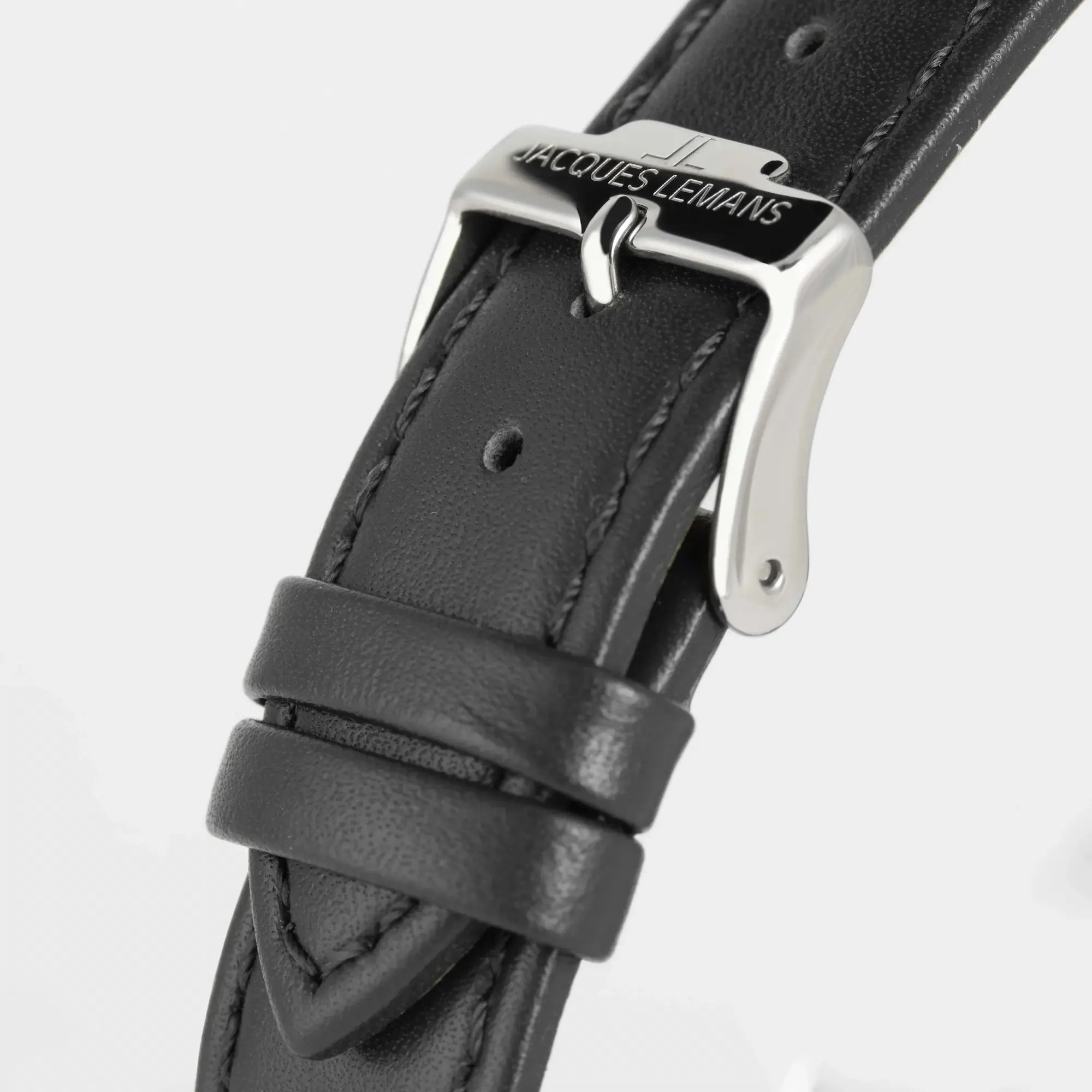 Detailaufnahme der Dornschließe von der Jacques Lemans 1-2197A Derby Armbanduhr mit schwarzem Zifferblatt und schwarzem Leder