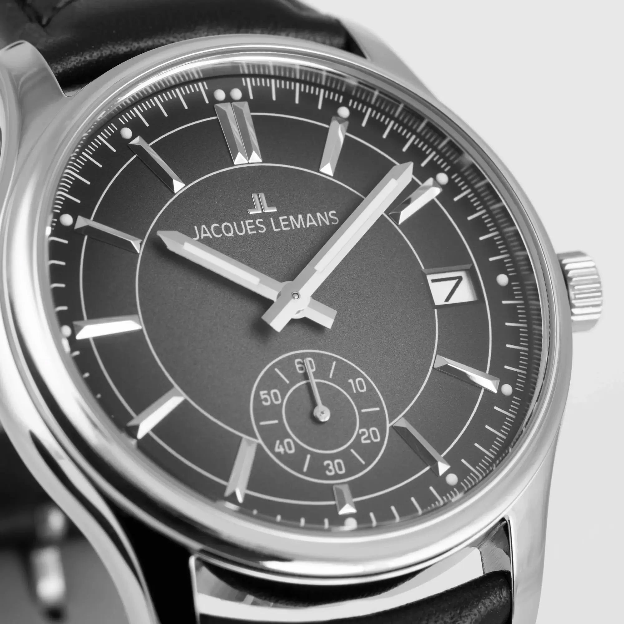 Detailaufnahme der Jacques Lemans 1-2197A Derby Armbanduhr mit schwarzem Zifferblatt und schwarzem Leder