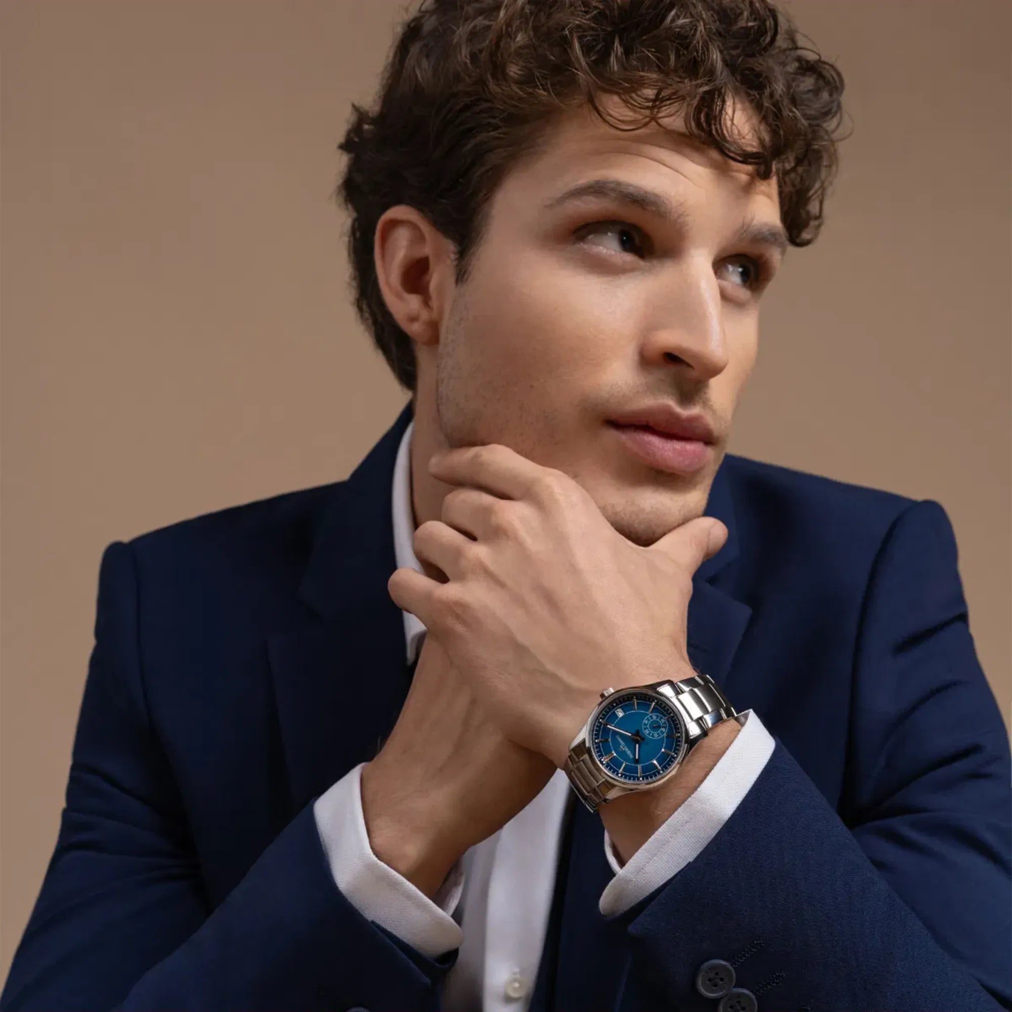 Mann in blauem Anzug trägt die Jacques Lemans Derby 1-2197G Armbanduhr in Edelstahl mit blauem Zifferblatt