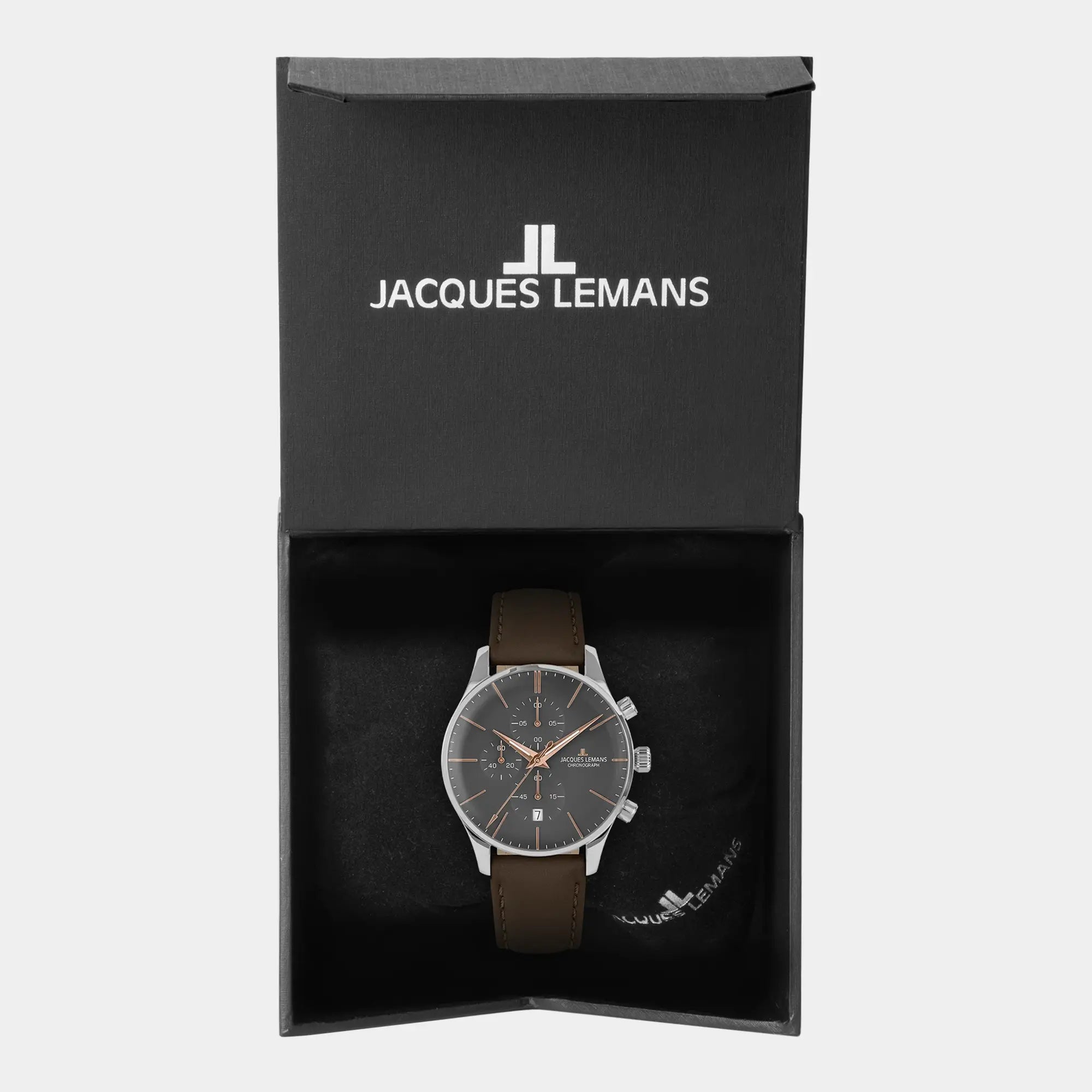 Jacques Lemans 2-2163E Chronograph-Herrenuhr aus der London-Kollektion mit grauem Zifferblatt, rosegold-farbenen Indizes & Zeiger am braunem Lederband liegt in der dazugehörigen Box aus dem Lieferumfang