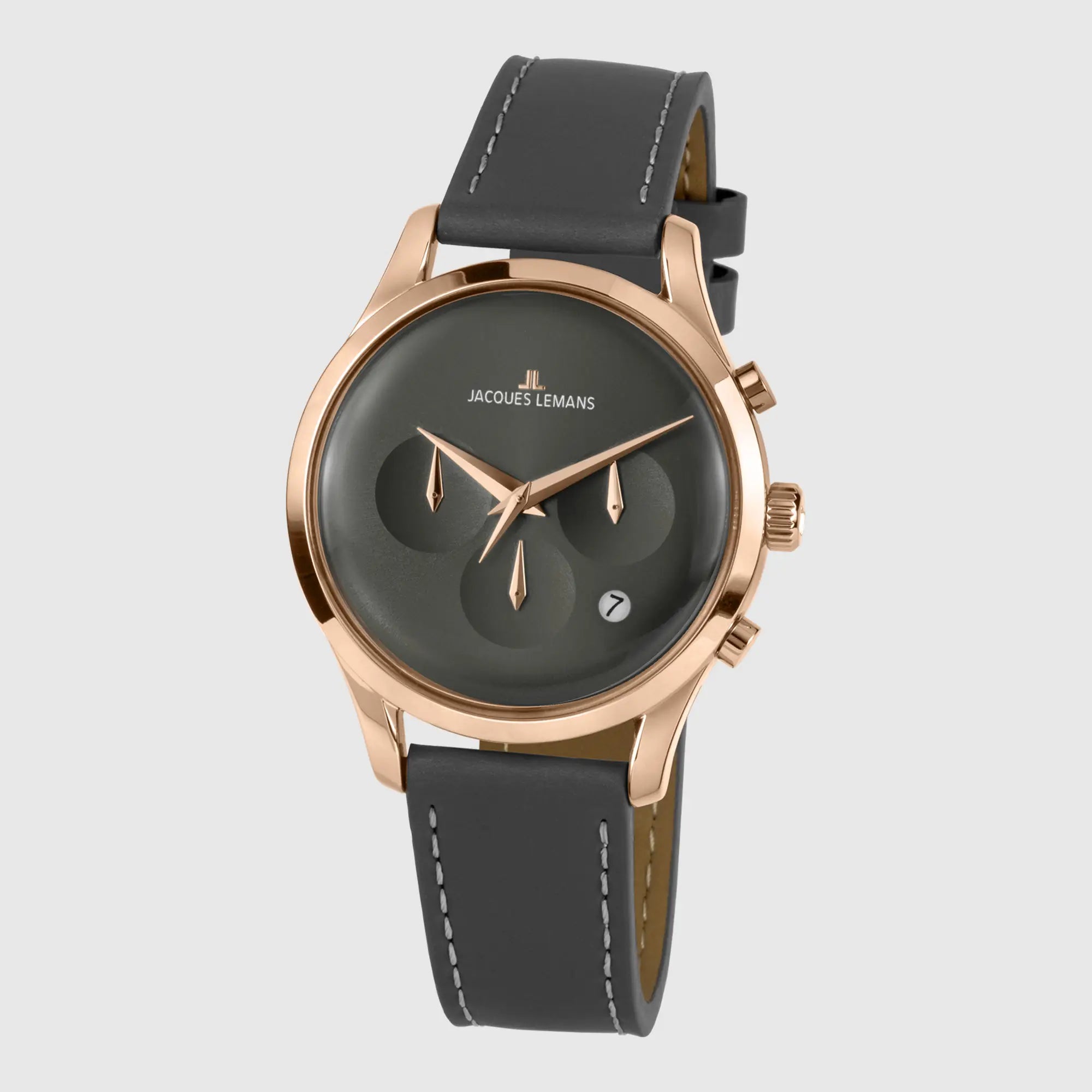 Leicht seitliche Ansicht der Jacques Lemans Uhr "Retro Classic Chronograph" in einem Roségold-farbenem Gehäuse und anthraziten Zifferblatt und Lederband
