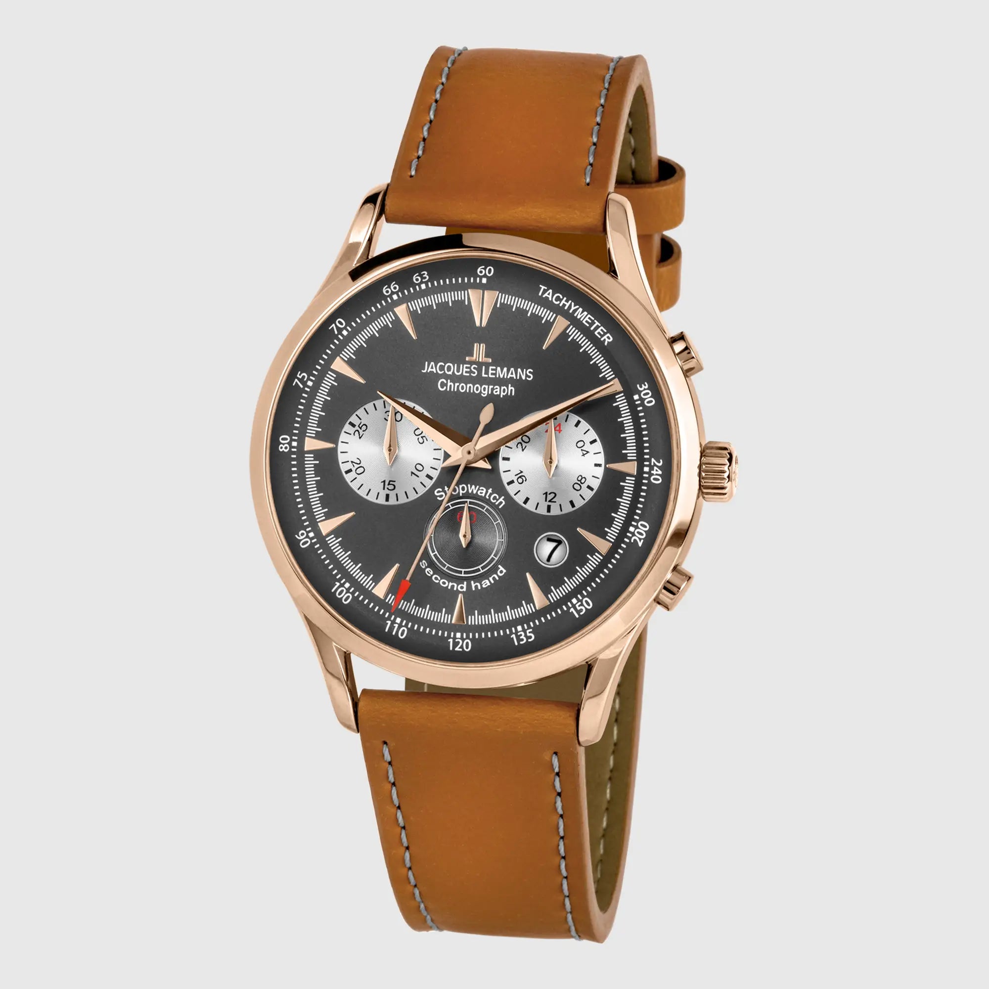 Leicht seitliche Ansicht der Jacques Lemans Uhr "Retro Classic Chronograph" in einem Roségold-farbenem Gehäuse und grauem Zifferblatt an einem Cognac-farbenem Lederband
