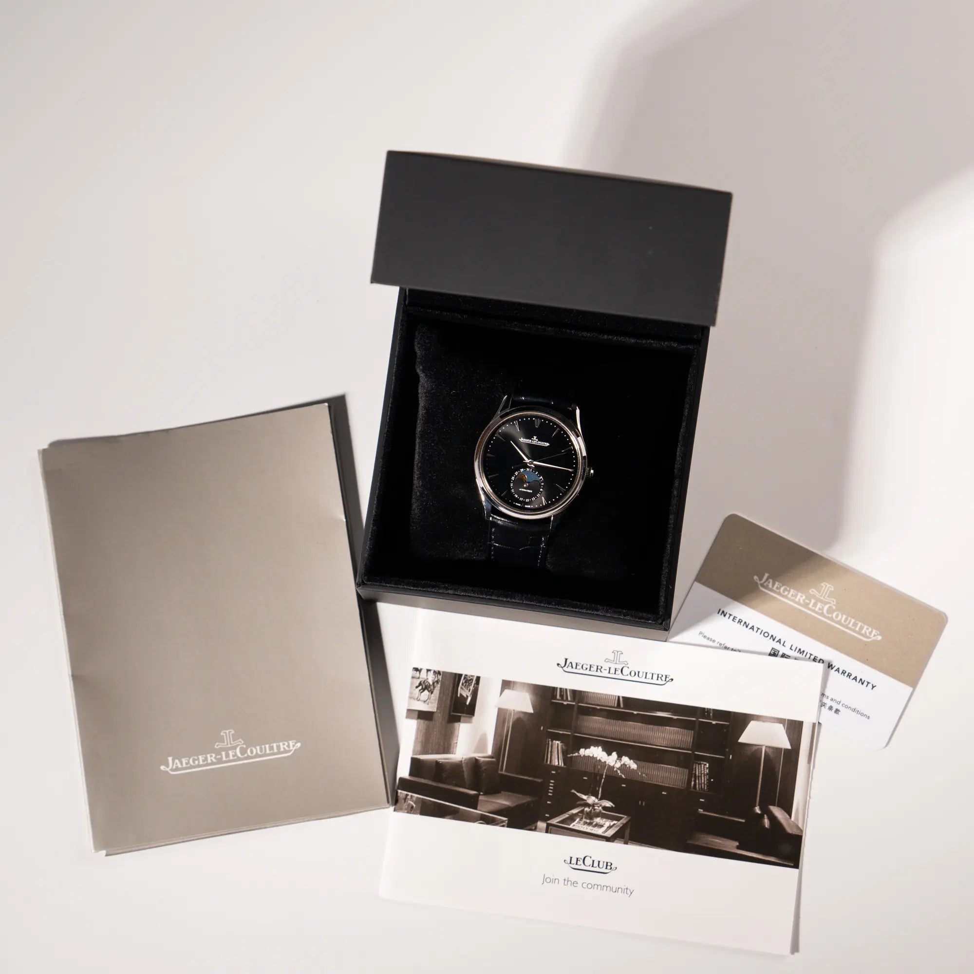 Jaeger-LeCoultre Master Control Q1368470 mit Datum und Mondphase in der schwarzen Zifferblattvariante zusammen mit dem Lieferumfang, betsehend aus Booklets, Garantiekarte und neutraler Uhrenbox unseres Ateliers