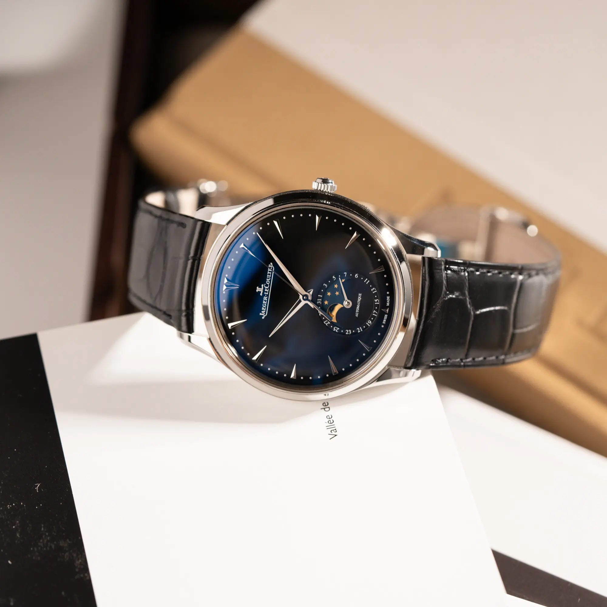 Produktfotografie der Jaeger-LeCoultre Master Control Q1368470 mit Datum und Mondphase in der schwarzen Zifferblattvariante