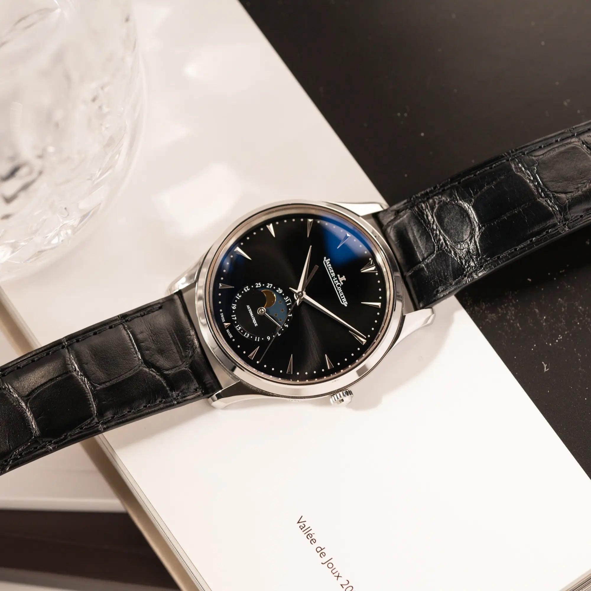 Produktfotografie der Jaeger-LeCoultre Master Control Q1368470 mit Datum und Mondphase in der schwarzen Zifferblattvariante