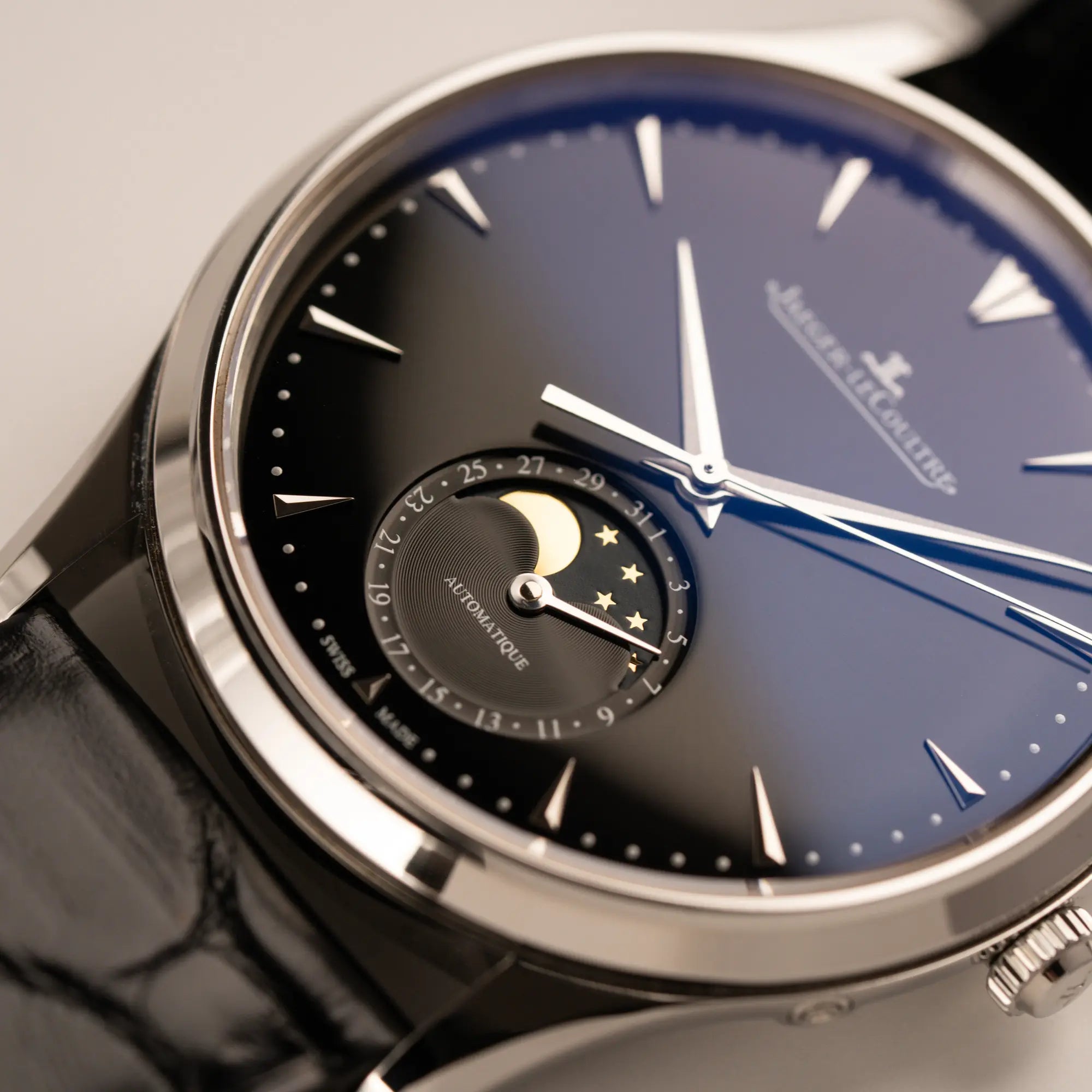 Makroaufnahme der Mondphase bei 6 Uhr von der Jaeger-LeCoultre Master Control Q1368470 mit Datum und Mondphase in der schwarzen Zifferblattvariante