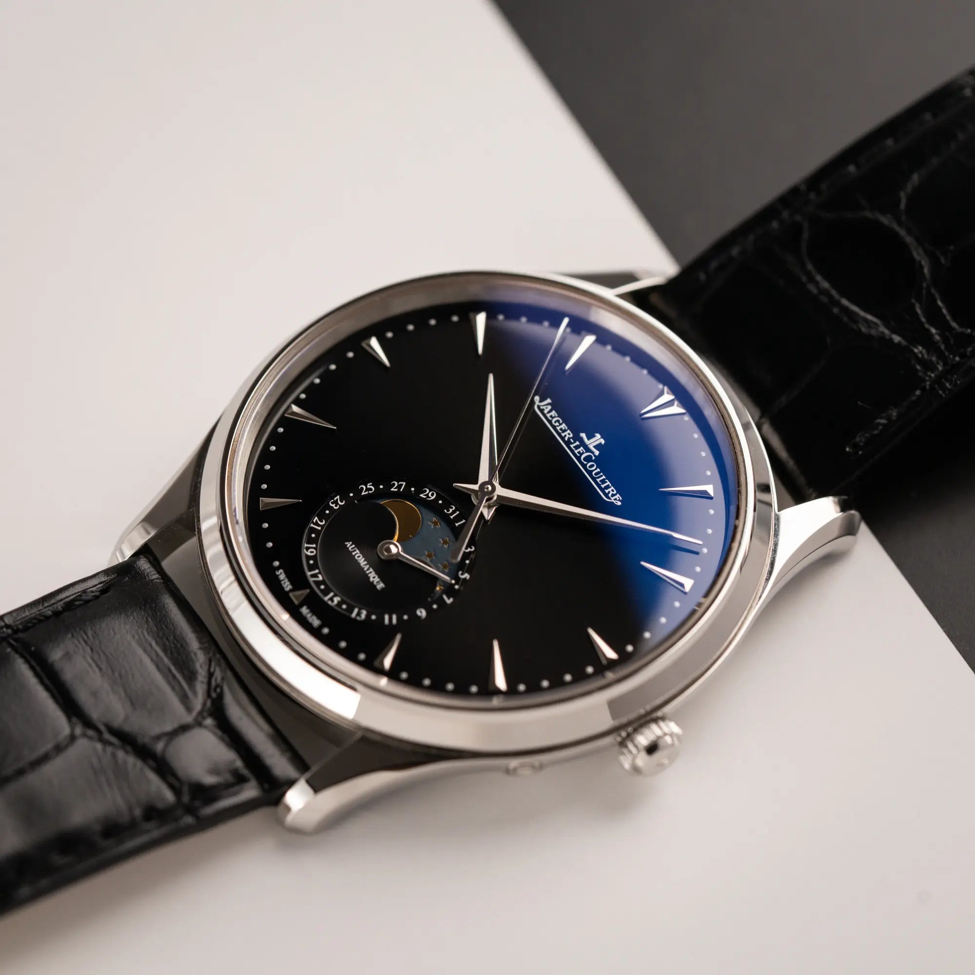 Nahaufnahme der Jaeger-LeCoultre Master Control Q1368470 mit Datum und Mondphase in der schwarzen Zifferblattvariante
