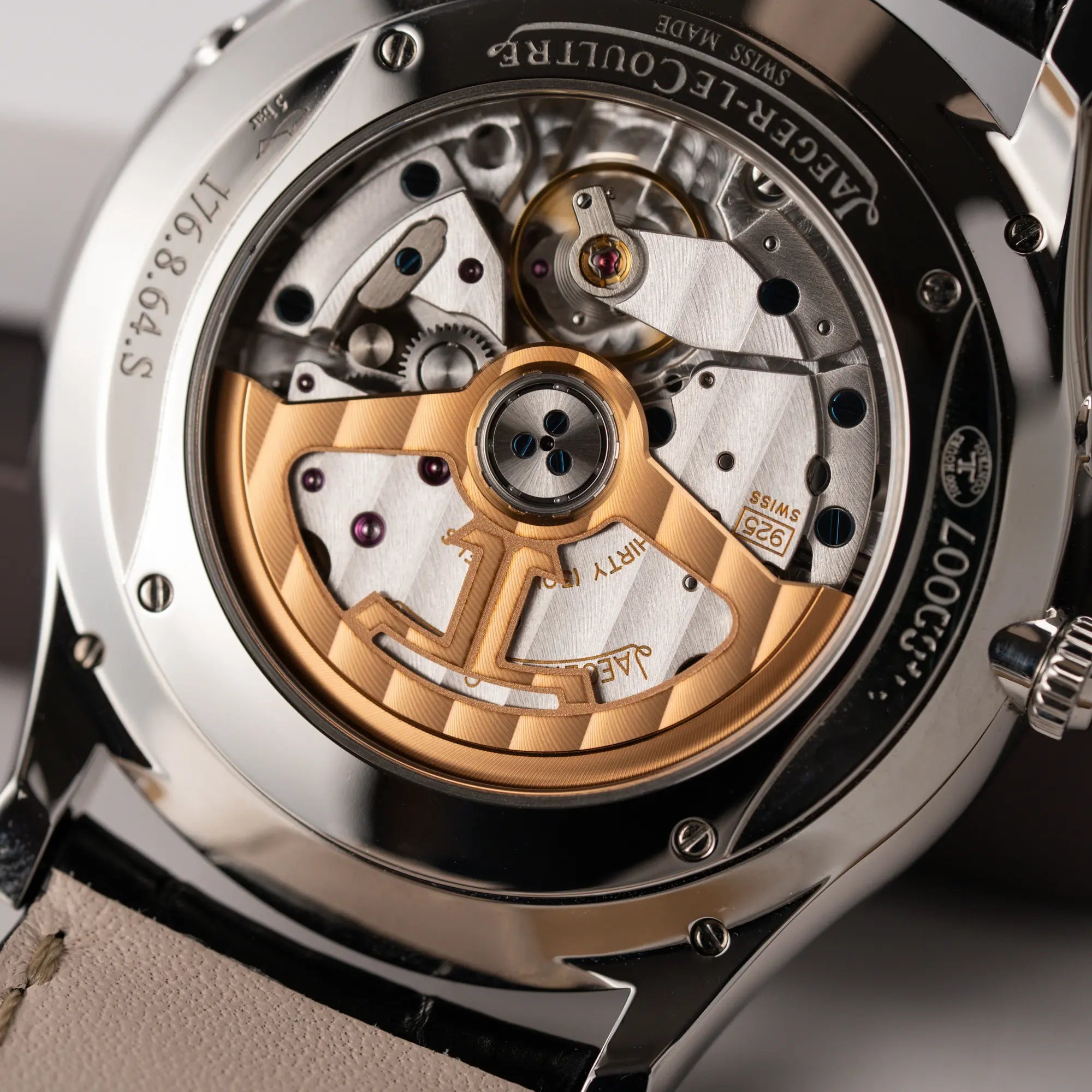 Makroaufnahme des Automatik-Calibers 925 mit rosegoldenem Aufzugsrotor in der Jaeger-LeCoultre Master Control Q1368470 mit Datum und Mondphase in der schwarzen Zifferblattvariante
