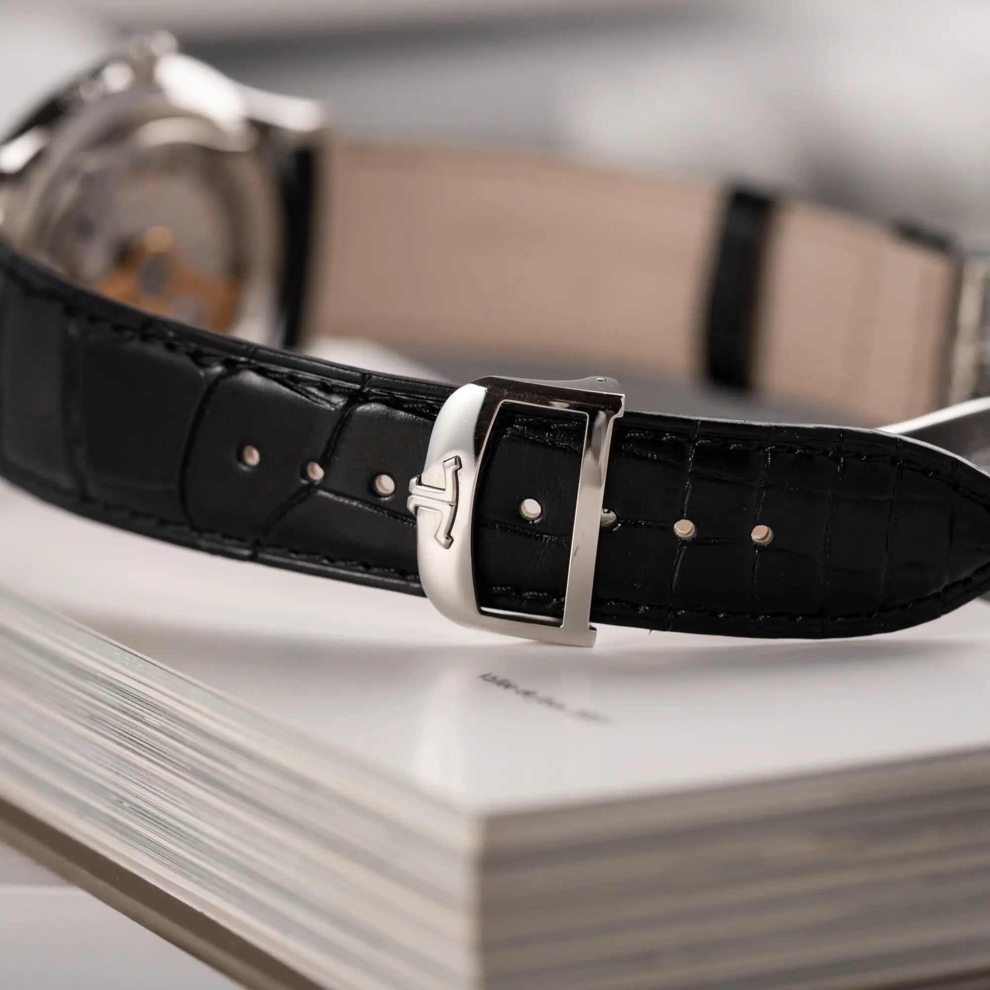Detailaufnahme der originalen JLC-Schliesse am schwarzen Lederband von der Jaeger-LeCoultre Master Control Q1368470 mit Datum und Mondphase in der schwarzen Zifferblattvariante