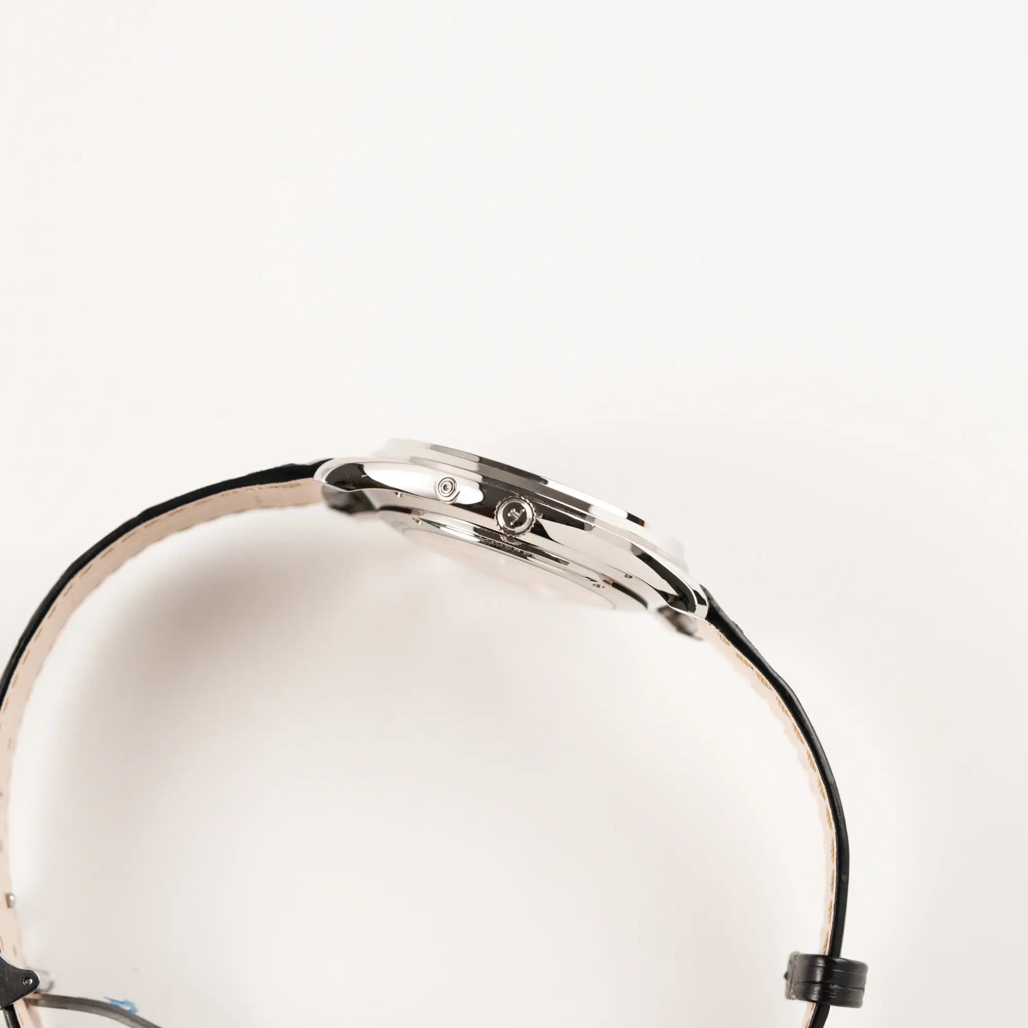 Seitliches Gehäuse mit Blick auf die Aufzugskrone der Jaeger-LeCoultre Master Control Q1368470 mit Datum und Mondphase in der schwarzen Zifferblattvariante
