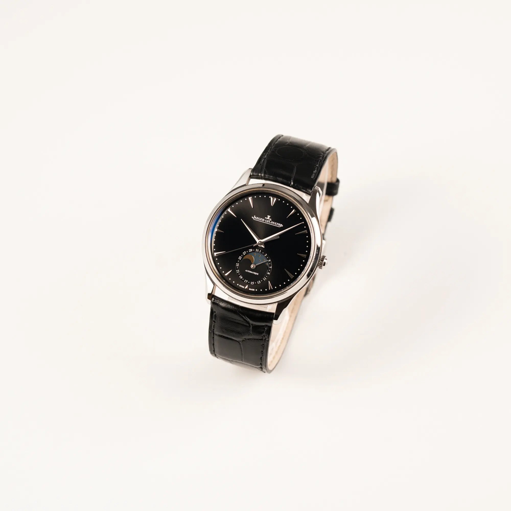 Leicht schräge Ansicht der Jaeger-LeCoultre Master Control Q1368470 mit Datum und Mondphase in der schwarzen Zifferblattvariante