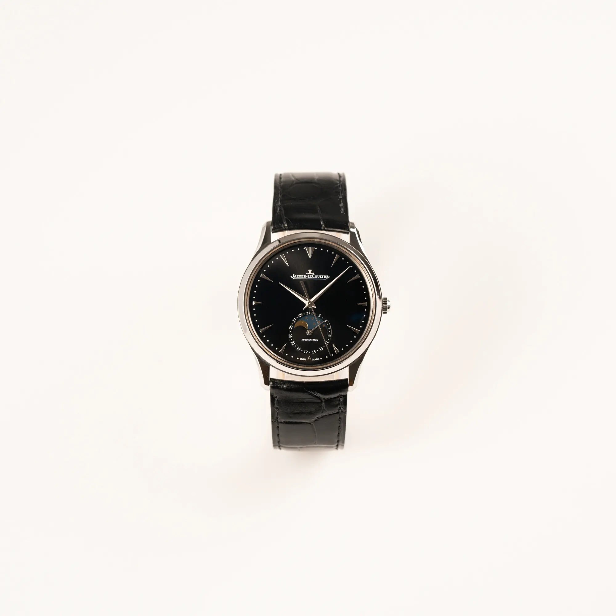 Frontale Ansicht der Jaeger-LeCoultre Master Control Q1368470 mit Datum und Mondphase in der schwarzen Zifferblattvariante