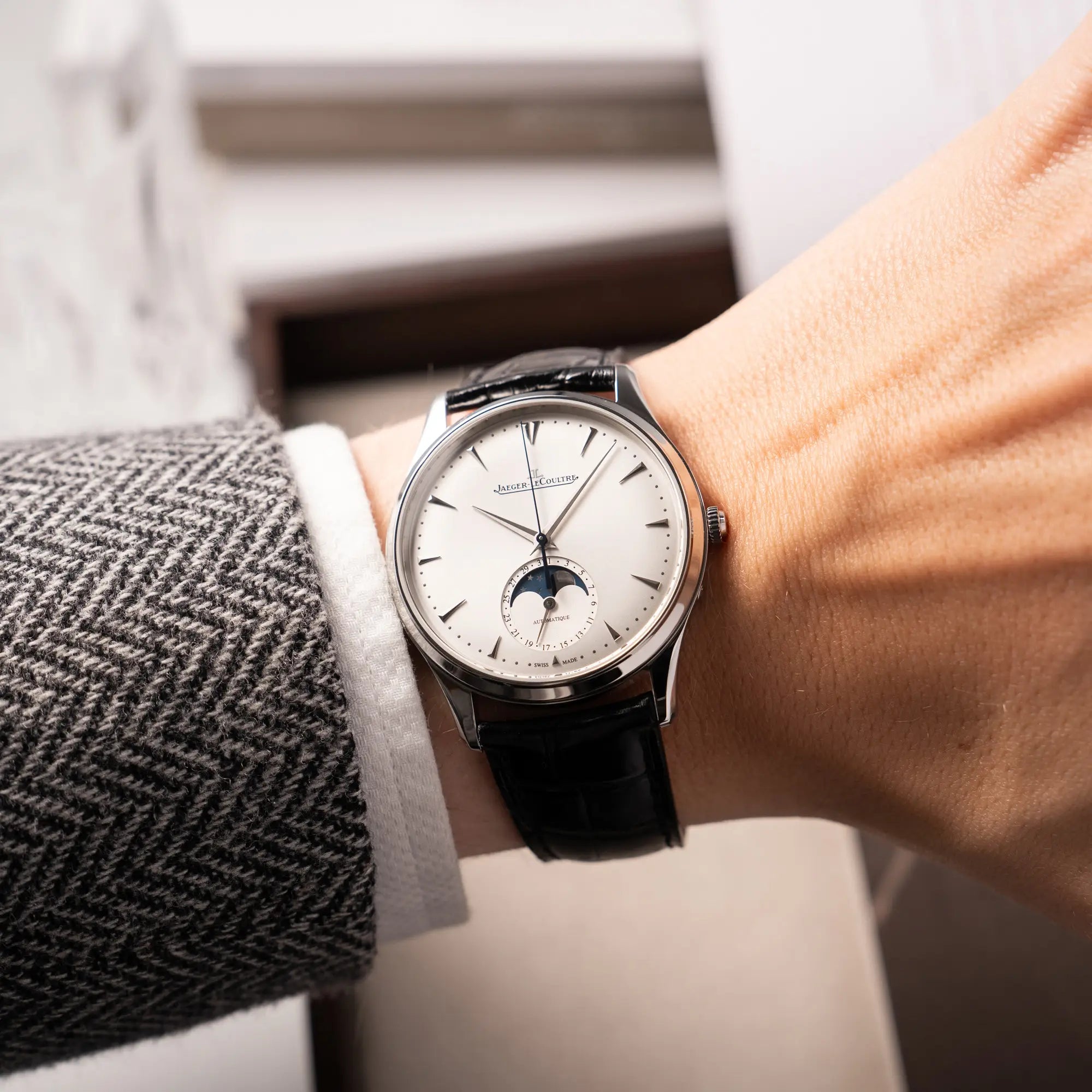 Wristshot mit der Jaeger-LeCoultre Master Ultra Thin mit Mondphase der Referenz 176.8.64.S mit weiß-silbernem Zifferblatt