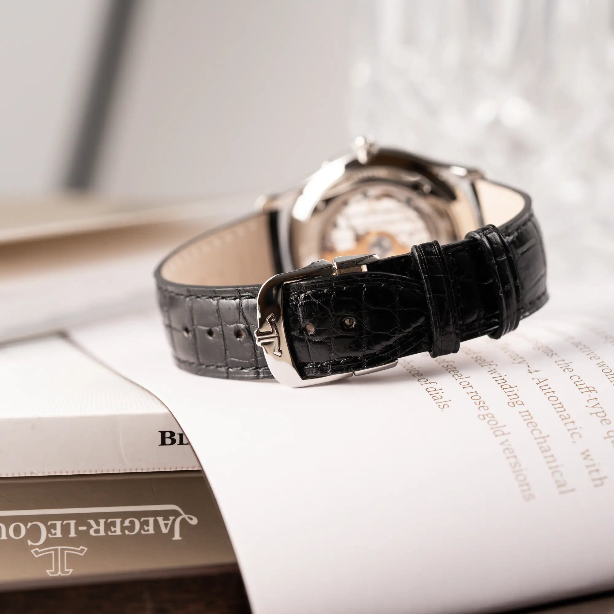 Detailaufnahme der geschlossenen Doppel-Faltschliesse mit JLC-Logo der Jaeger-LeCoultre Master Ultra Thin mit Mondphase der Referenz 176.8.64.S mit weiß-silbernem Zifferblatt