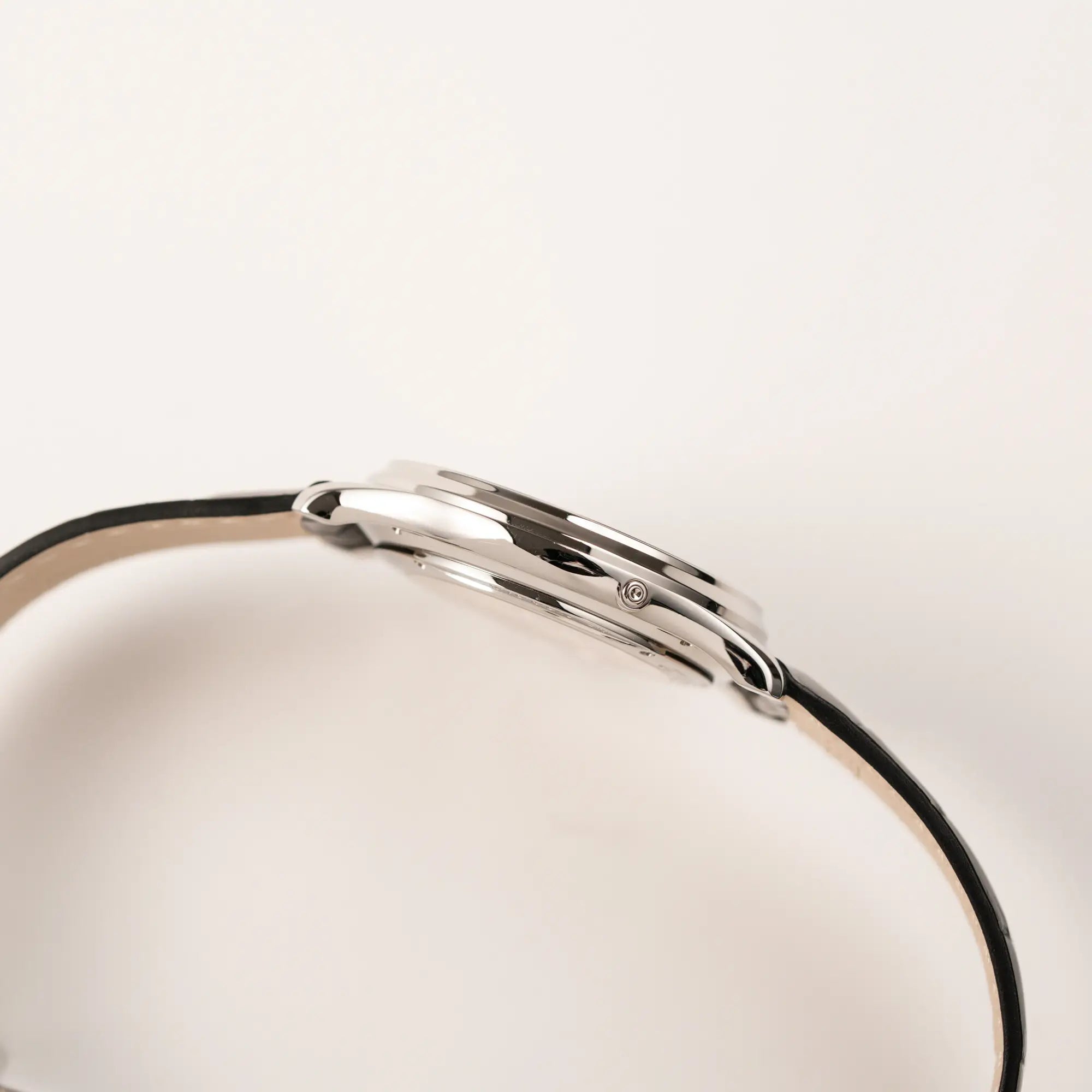 Seitliches Gehäuse der Jaeger-LeCoultre Master Ultra Thin mit Mondphase der Referenz 176.8.64.S mit weiß-silbernem Zifferblatt
