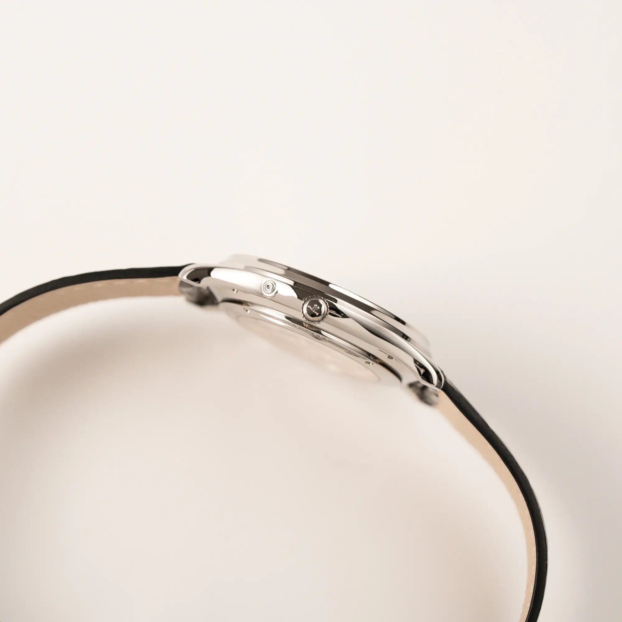 Seitliches Gehäuse der Jaeger-LeCoultre Master Ultra Thin mit Mondphase der Referenz 176.8.64.S mit weiß-silbernem Zifferblatt mit Blick auf die Aufzugskrone