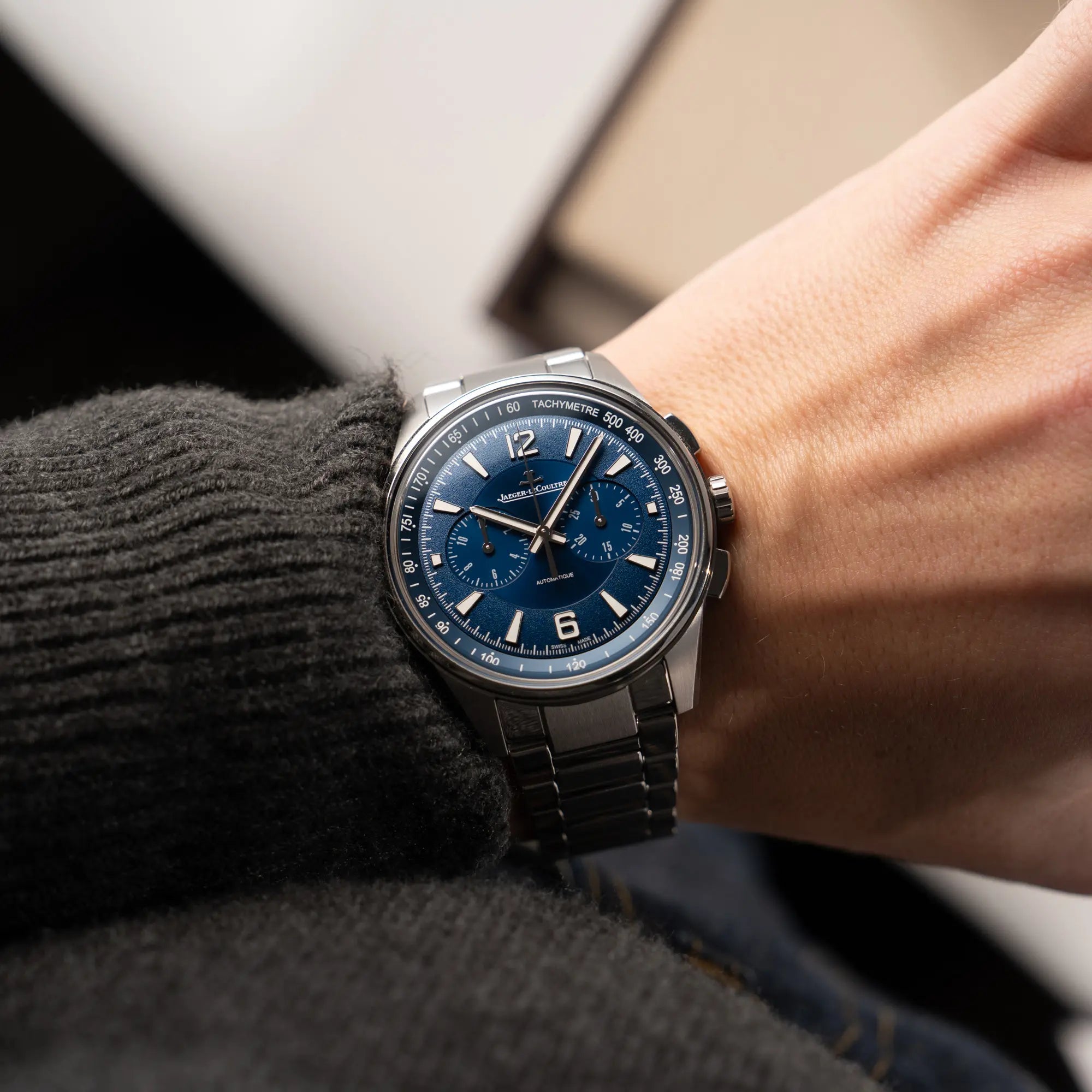 Wristshot mit der Jaeger-LeCoultre Polaris Chronograph aus 2022 mit  blauem Zifferblatt in einem 42mm Gehäuse am Stahlband