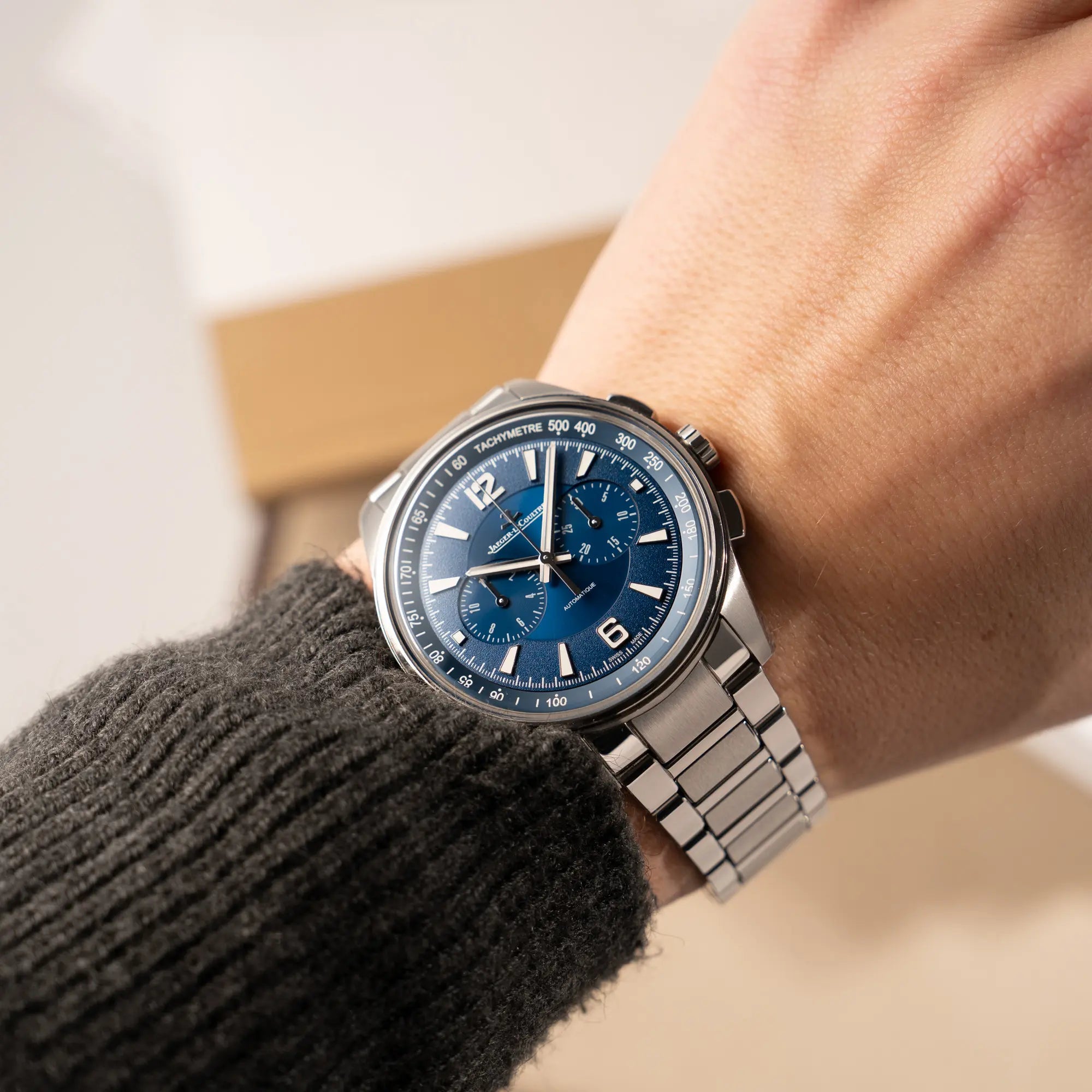 Wristshot mit dem Jaeger-LeCoultre Polaris Chronograph aus 2022 mit  blauem Zifferblatt in einem 42mm Gehäuse am Stahlband an einem Männerhandgelenk