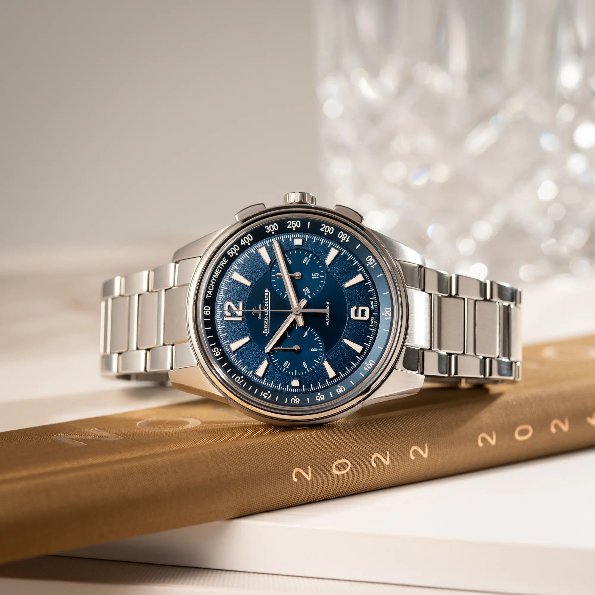 Produktfotografie als Titelbild für den Jaeger-LeCoultre Polaris Chronograph aus 2022 mit  blauem Zifferblatt in einem 42mm Gehäuse am Stahlband