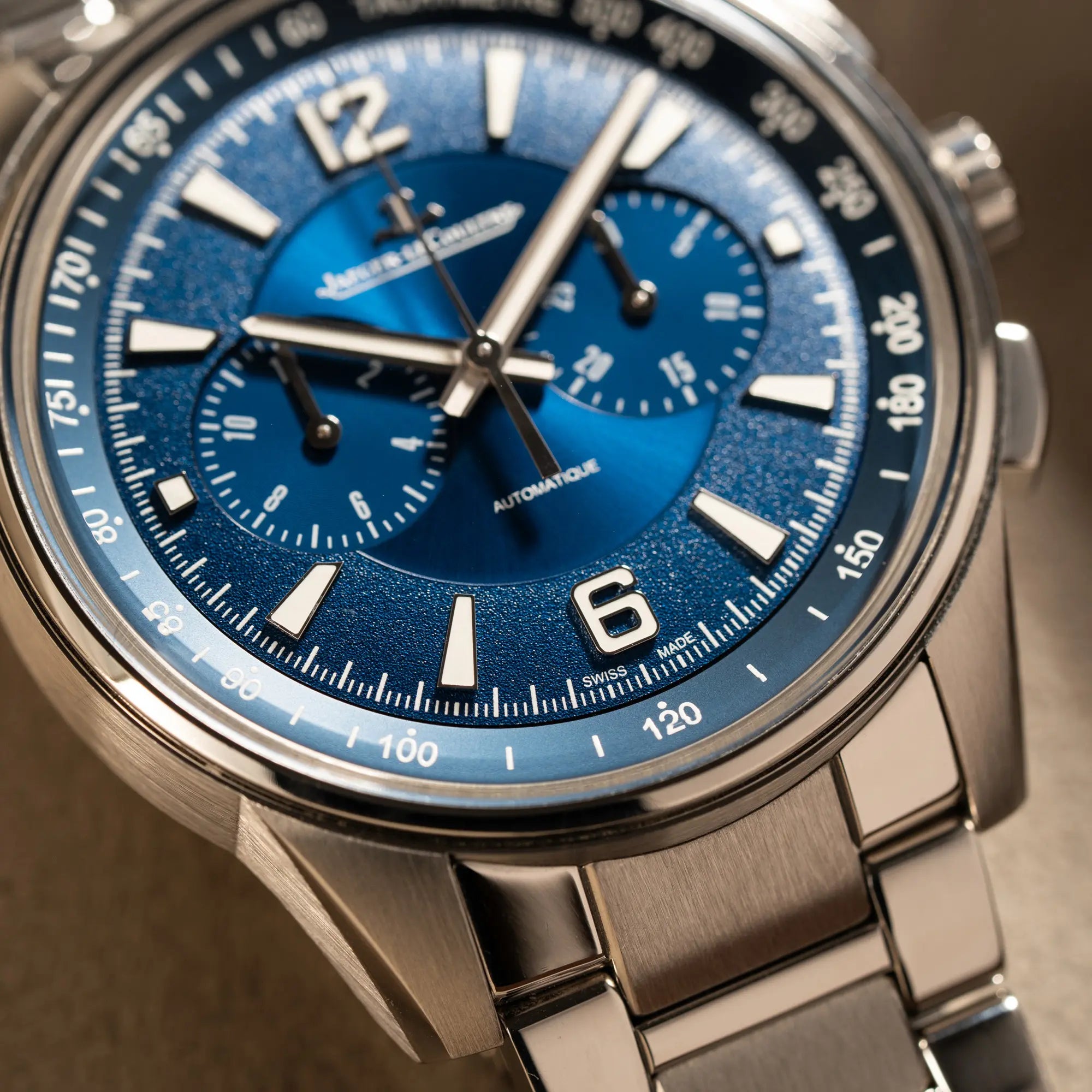 Detailaufnahme des Jaeger-LeCoultre Polaris Chronograph aus 2022 mit  blauem Zifferblatt in einem 42mm Gehäuse am Stahlband mit Fokus auf die Struktur des Zifferblatts bei 6 Uhr