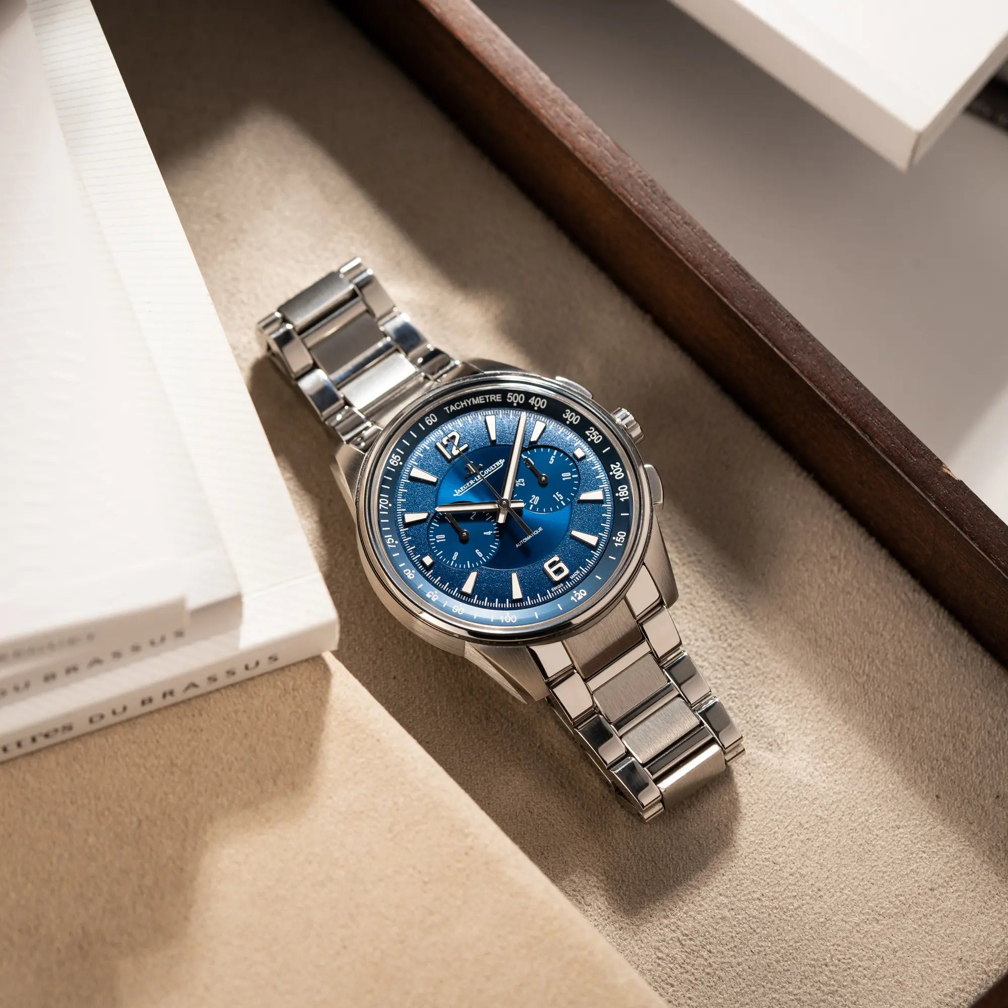 Jaeger-LeCoultre Polaris Chronograph aus 2022 mit  blauem Zifferblatt in einem 42mm Gehäuse am Stahlband leigt auf einem Juwelierstablet