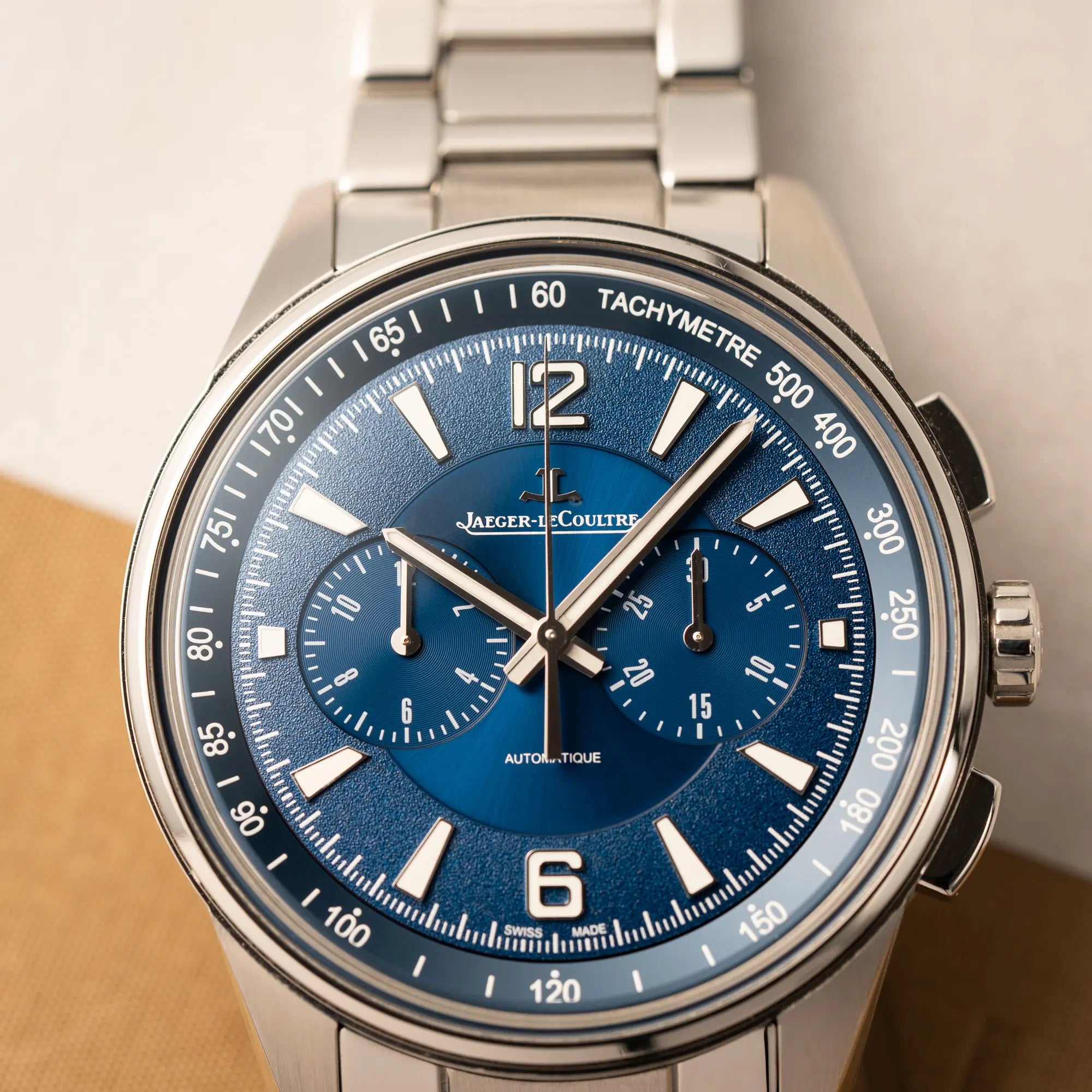 Detailaufnahme des Jaeger-LeCoultre Polaris Chronograph aus 2022 mit  blauem Zifferblatt in einem 42mm Gehäuse am Stahlband