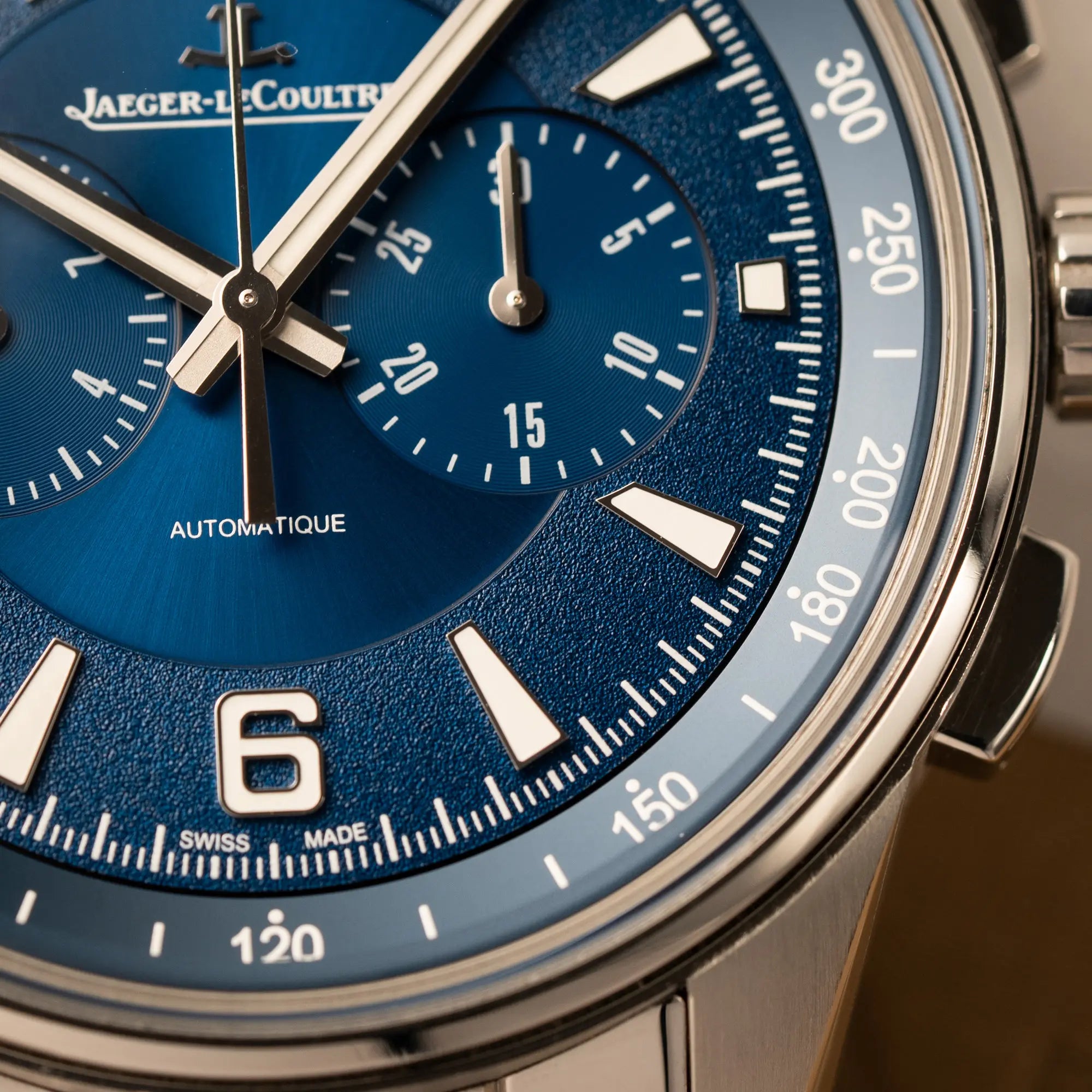 Makroaufnahme des Jaeger-LeCoultre Polaris Chronograph aus 2022 mit  blauem Zifferblatt in einem 42mm Gehäuse am Stahlband