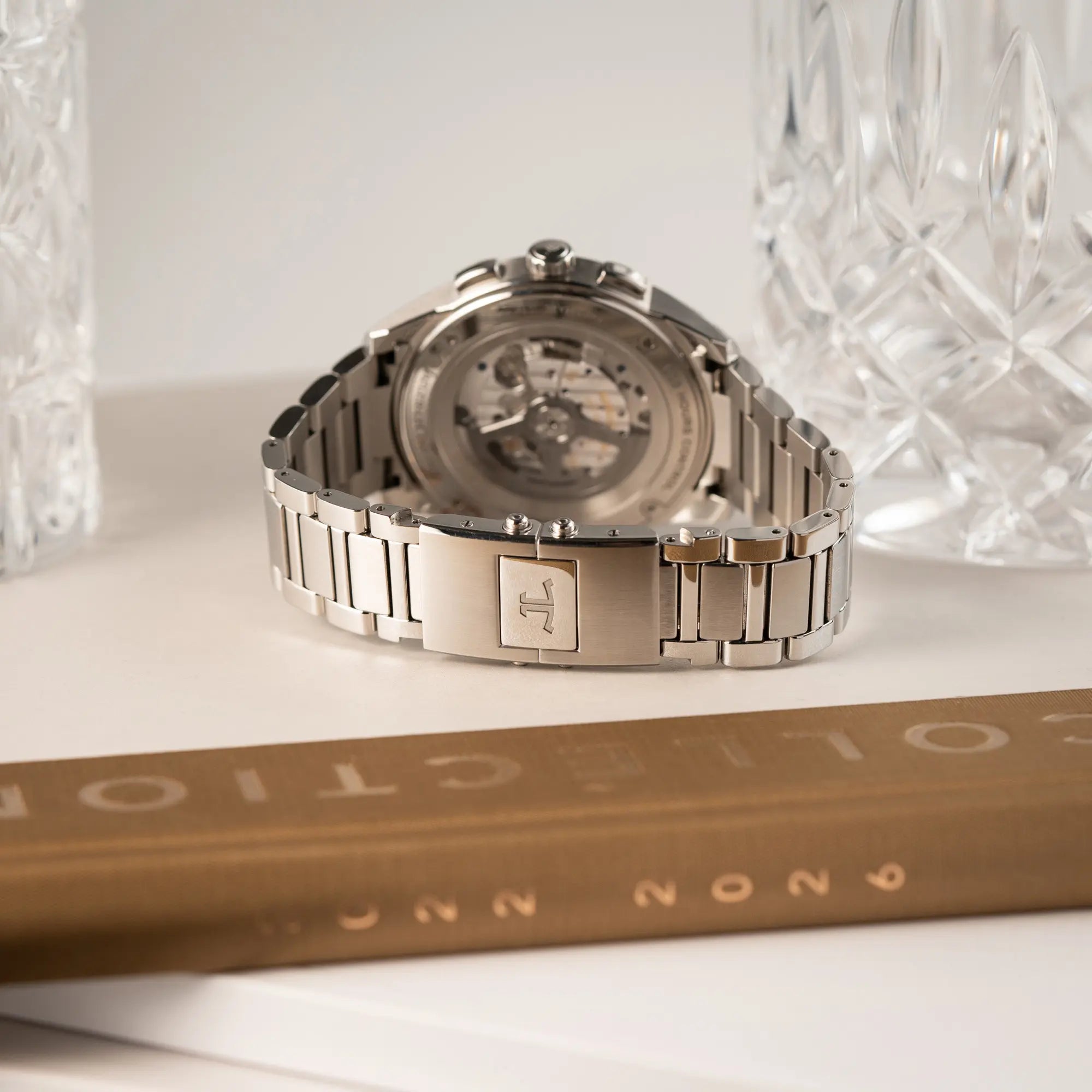 Produktfotografie des Jaeger-LeCoultre Polaris Chronograph aus 2022 mit  blauem Zifferblatt in einem 42mm Gehäuse am Stahlband zeigt die geschlossene JLC-Schmetterlings-Schliese