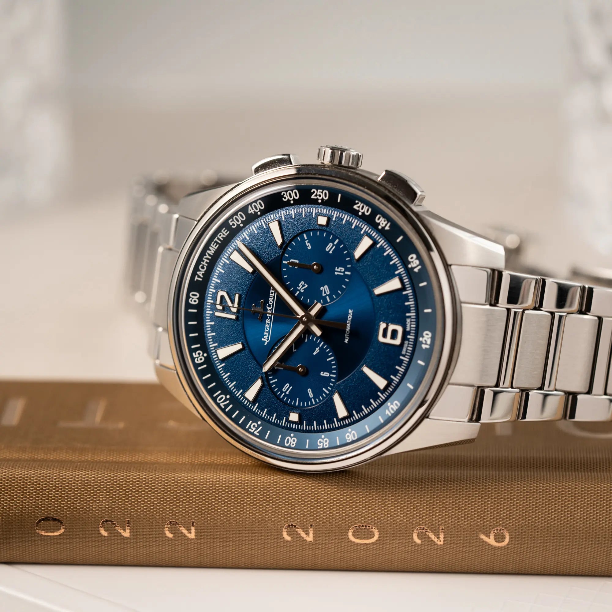 Produktfotografie des Jaeger-LeCoultre Polaris Chronograph aus 2022 mit  blauem Zifferblatt in einem 42mm Gehäuse am Stahlband zeigt die Struktur des Zifferblatts