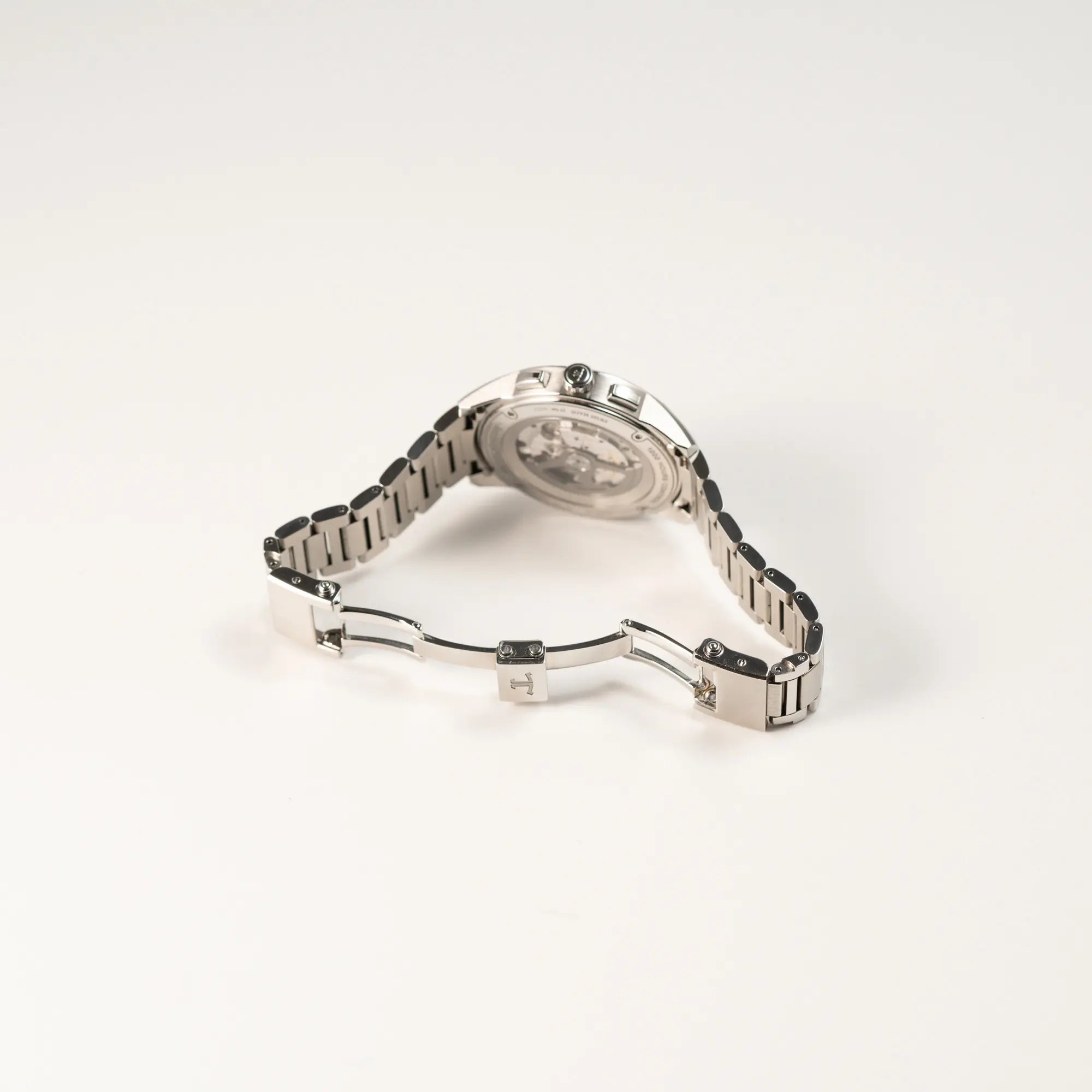 Geöffnete Schmetterlings-Faltschliesse des Jaeger-LeCoultre Polaris Chronograph aus 2022 mit  blauem Zifferblatt in einem 42mm Gehäuse am Stahlband