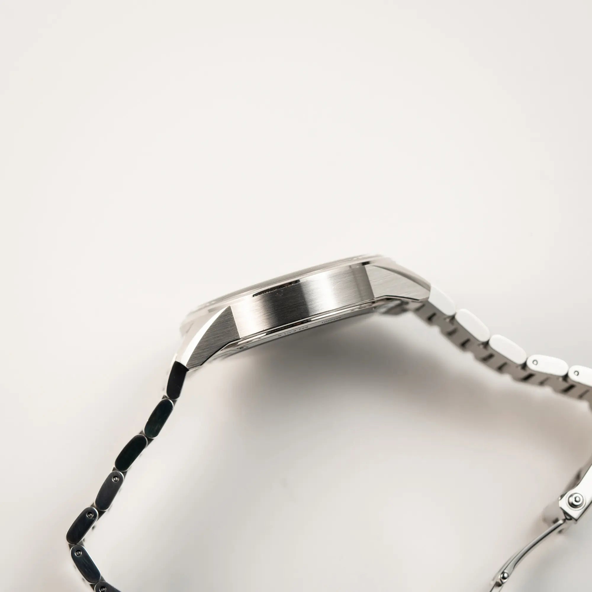 Seitliche Gehäuseflanke des Jaeger-LeCoultre Polaris Chronograph aus 2022 mit  blauem Zifferblatt in einem 42mm Gehäuse am Stahlband