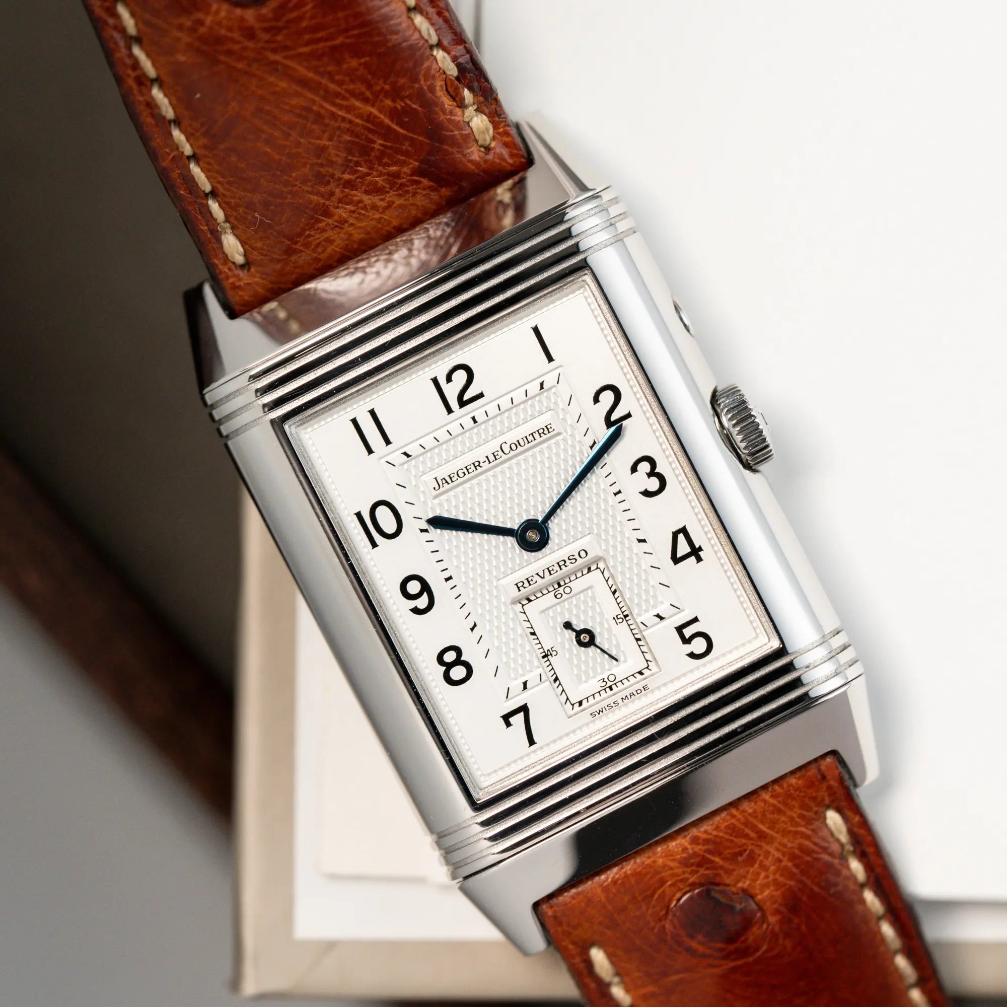 Detailaufnahme der JLC Reverso Duoface 270.8.54 am braunen Lederband