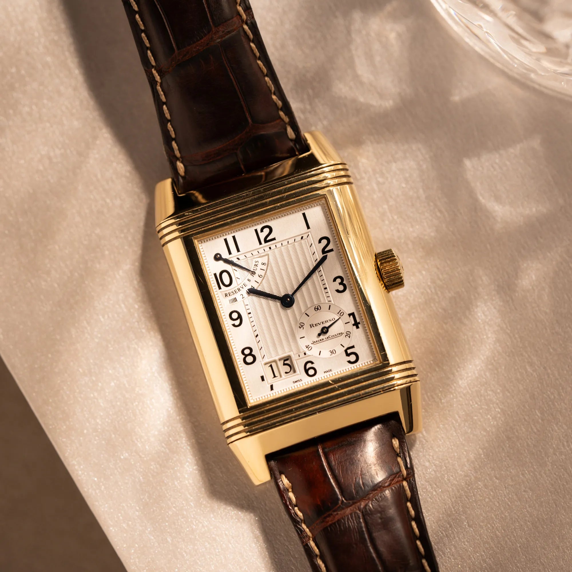 Produktfotografie als Titelbild für die Jaeger-LeCoultre Reverso Grande Date der Referenz 240.1.15 mit einem Gelbgold-Gehäuse