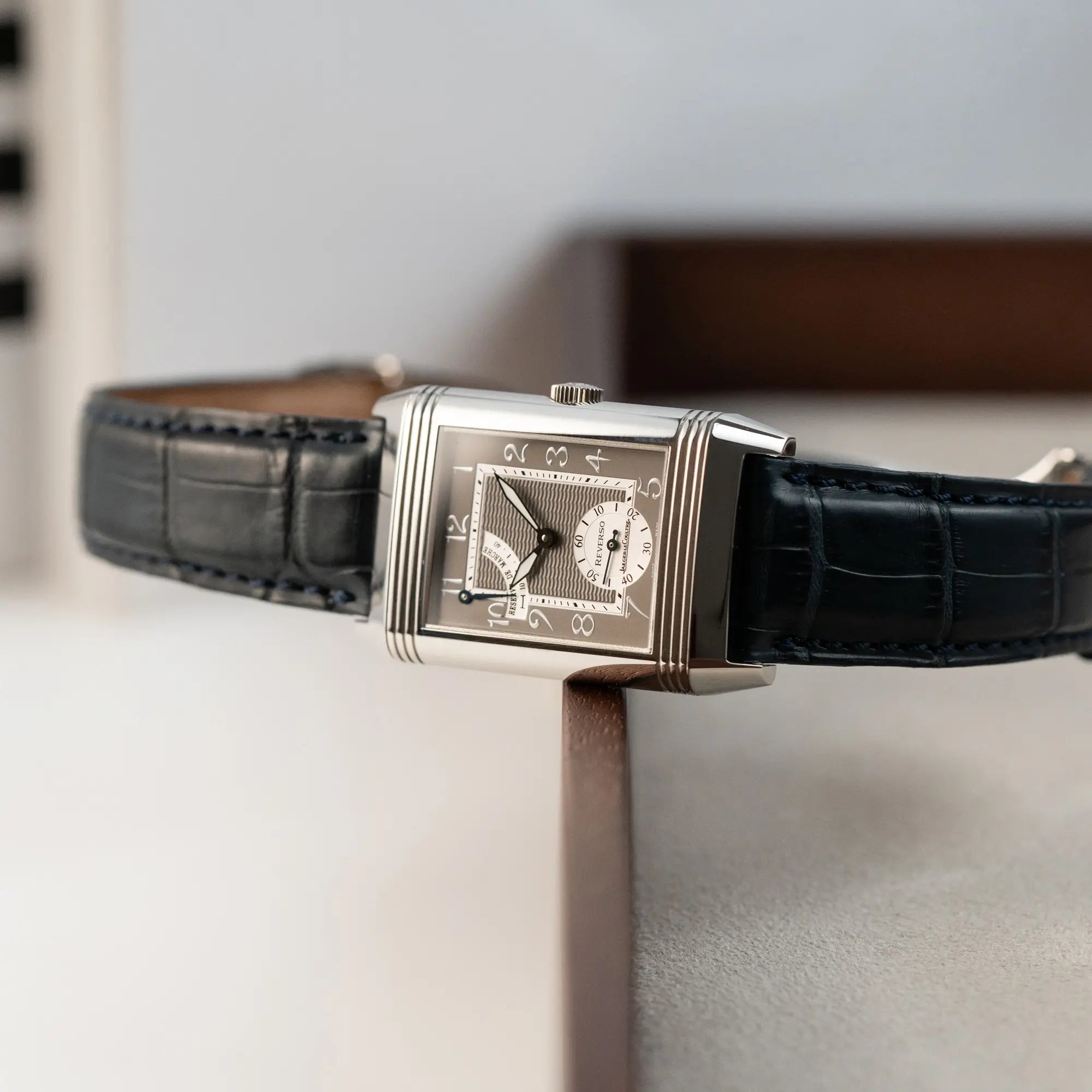 Produktfotografie der Jaeger LeCoultre Reverso "Reserve de Marche" mit Platingehäuse am Lederband