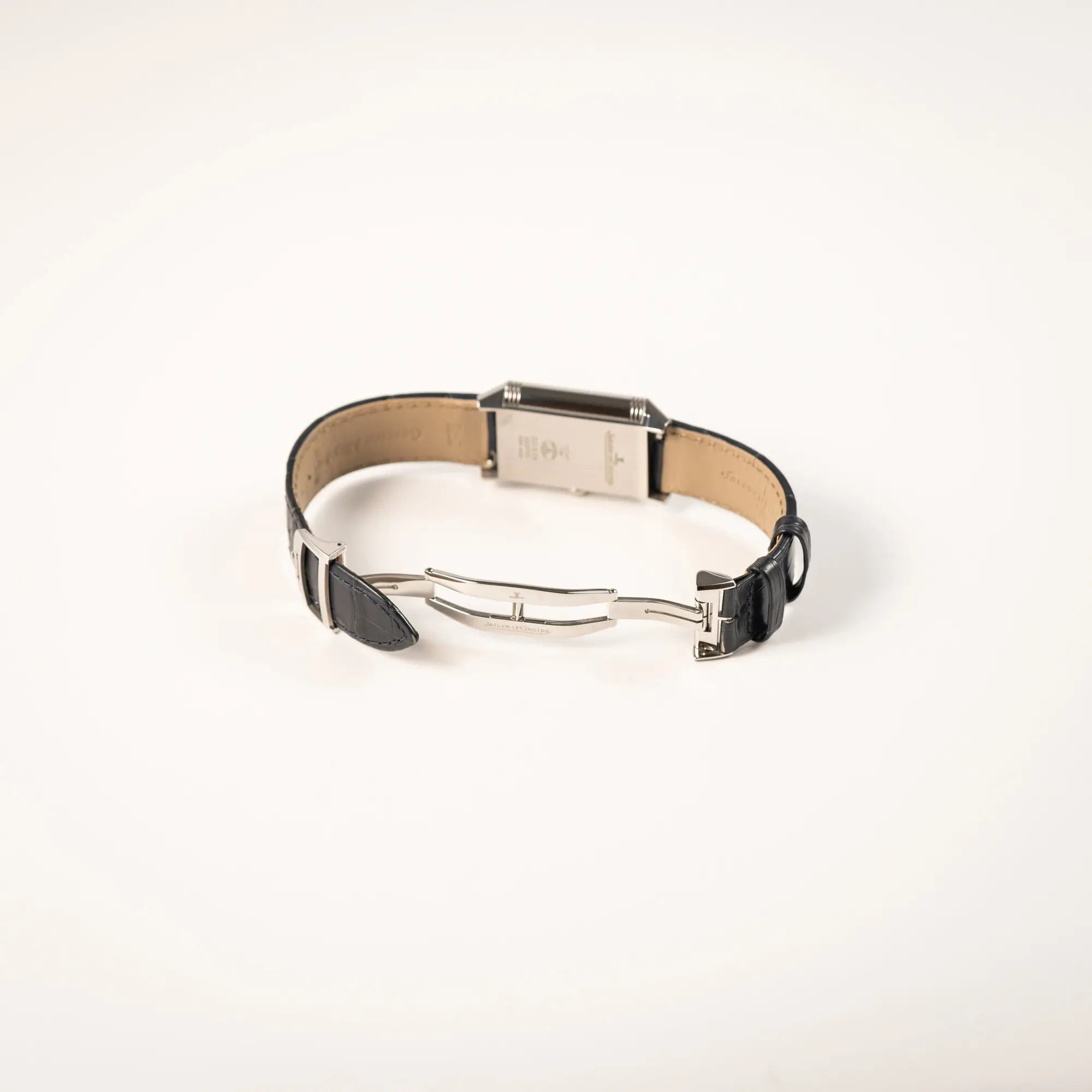 Geöffnete Faltschliesse von der Jaeger-LeCoultre Reverso Tribute Duoface Q3908420 an einem dunkelblauen Lederband