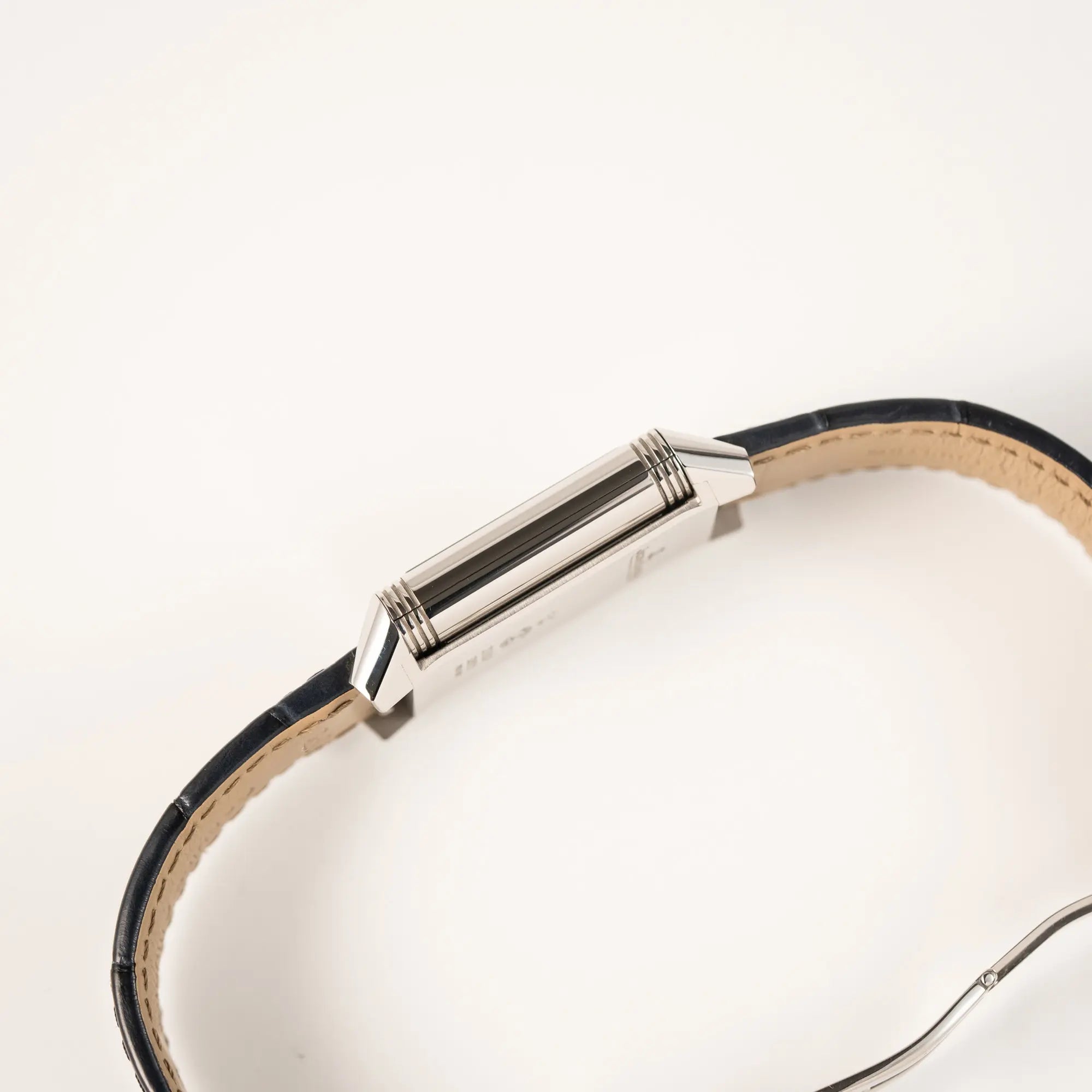 Seitliche Gehäuseflanke der Jaeger-LeCoultre Reverso Tribute Duoface Q3908420 an einem dunkelblauen Lederband