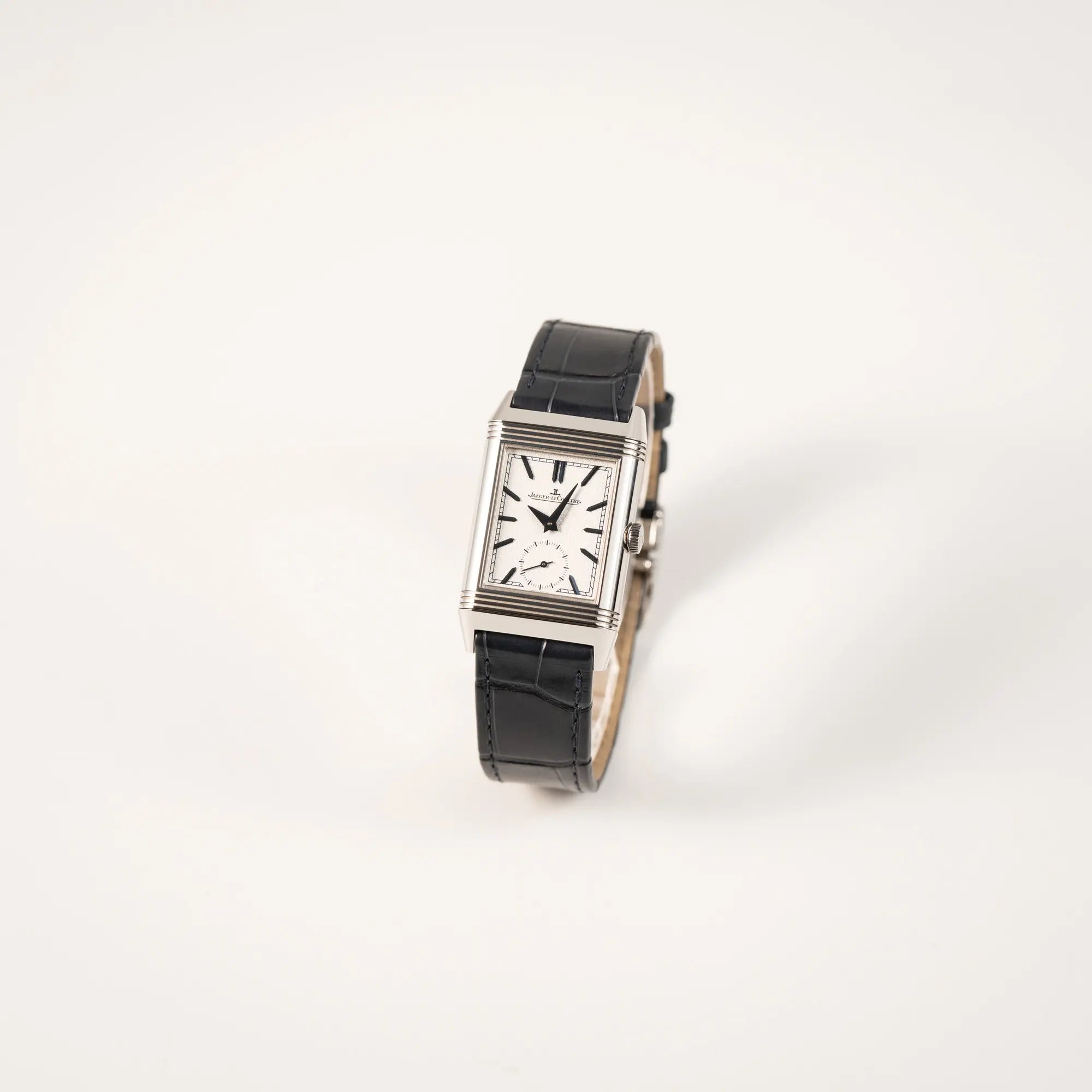 Leicht schräge Ansicht der Jaeger-LeCoultre Reverso Tribute Duoface Q3908420 mit dunkelblauem Day&Night-Zifferblatt an einem dunkelblauen Lederband
