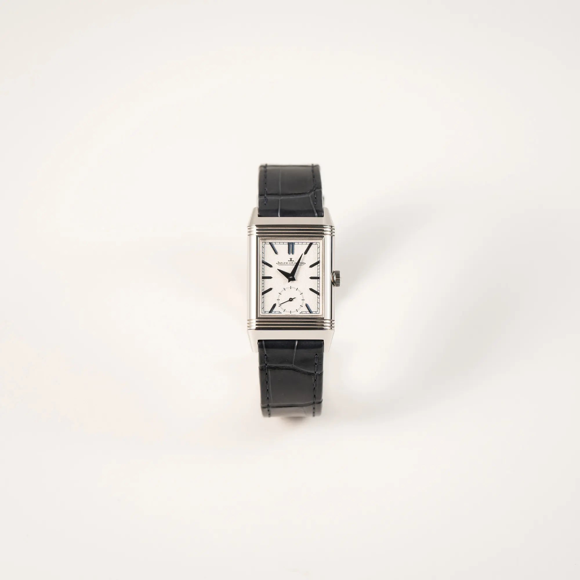 Frontale Ansicht der Jaeger-LeCoultre Reverso Tribute Duoface Q3908420 mit weiß-silbernem Zifferblatt an einem dunkelblauen Lederband